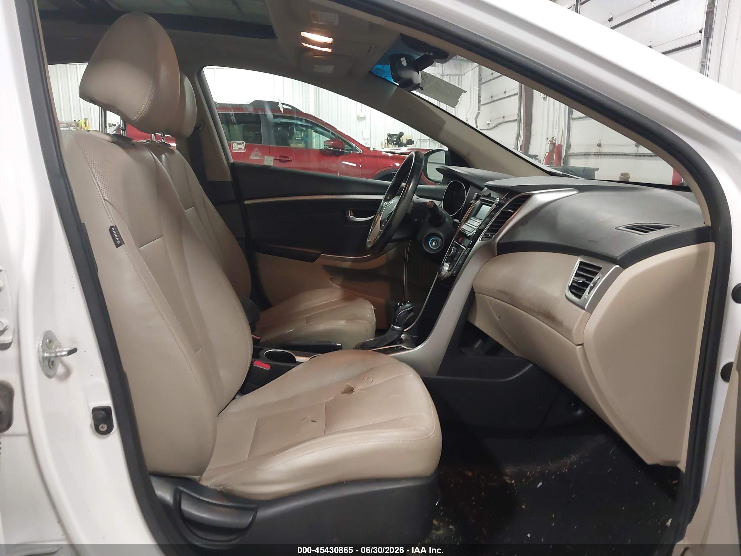 2013 Hyundai Elantra Gt White vin: KMHD35LEXDU104647