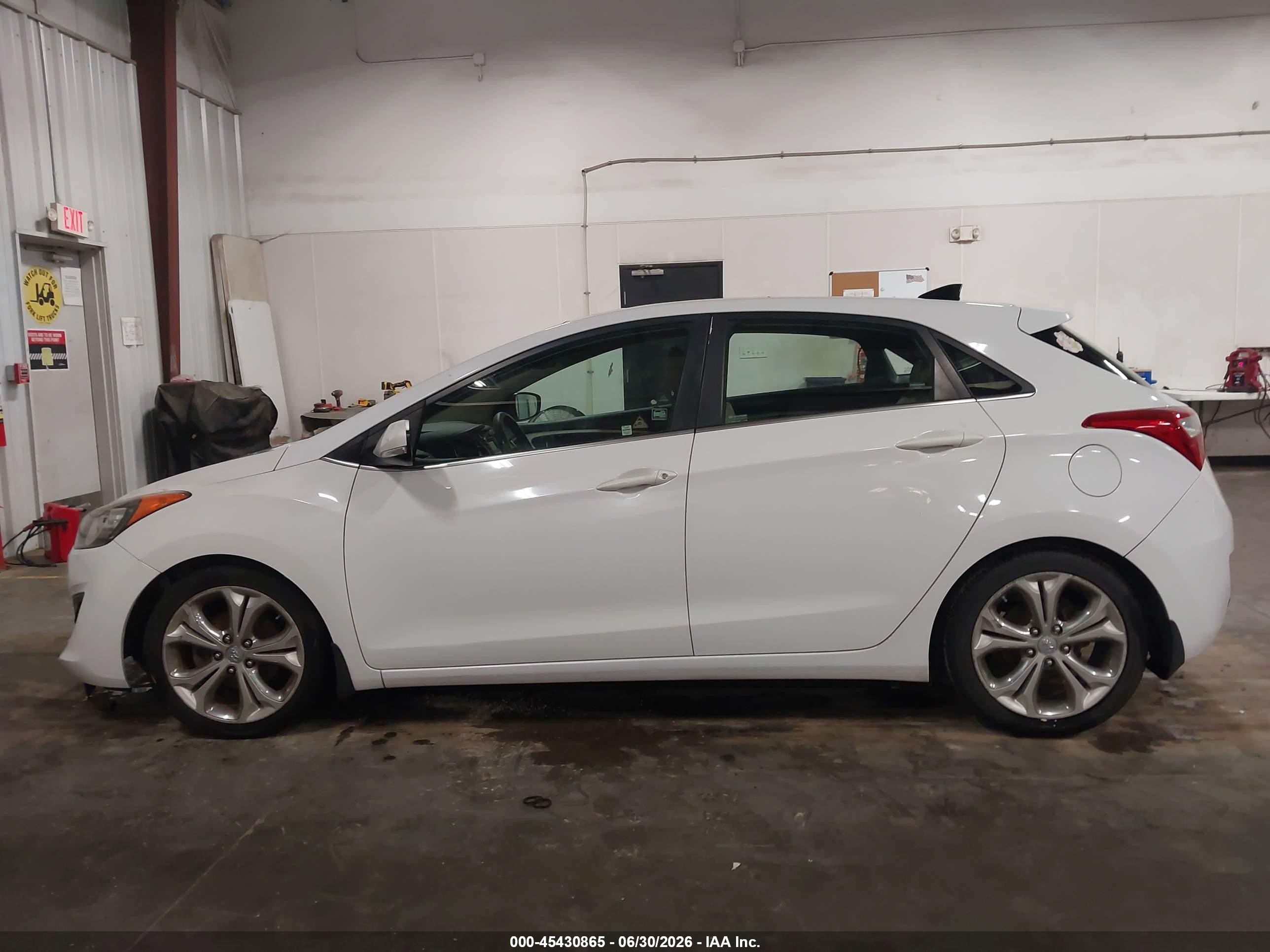 2013 Hyundai Elantra Gt White vin: KMHD35LEXDU104647