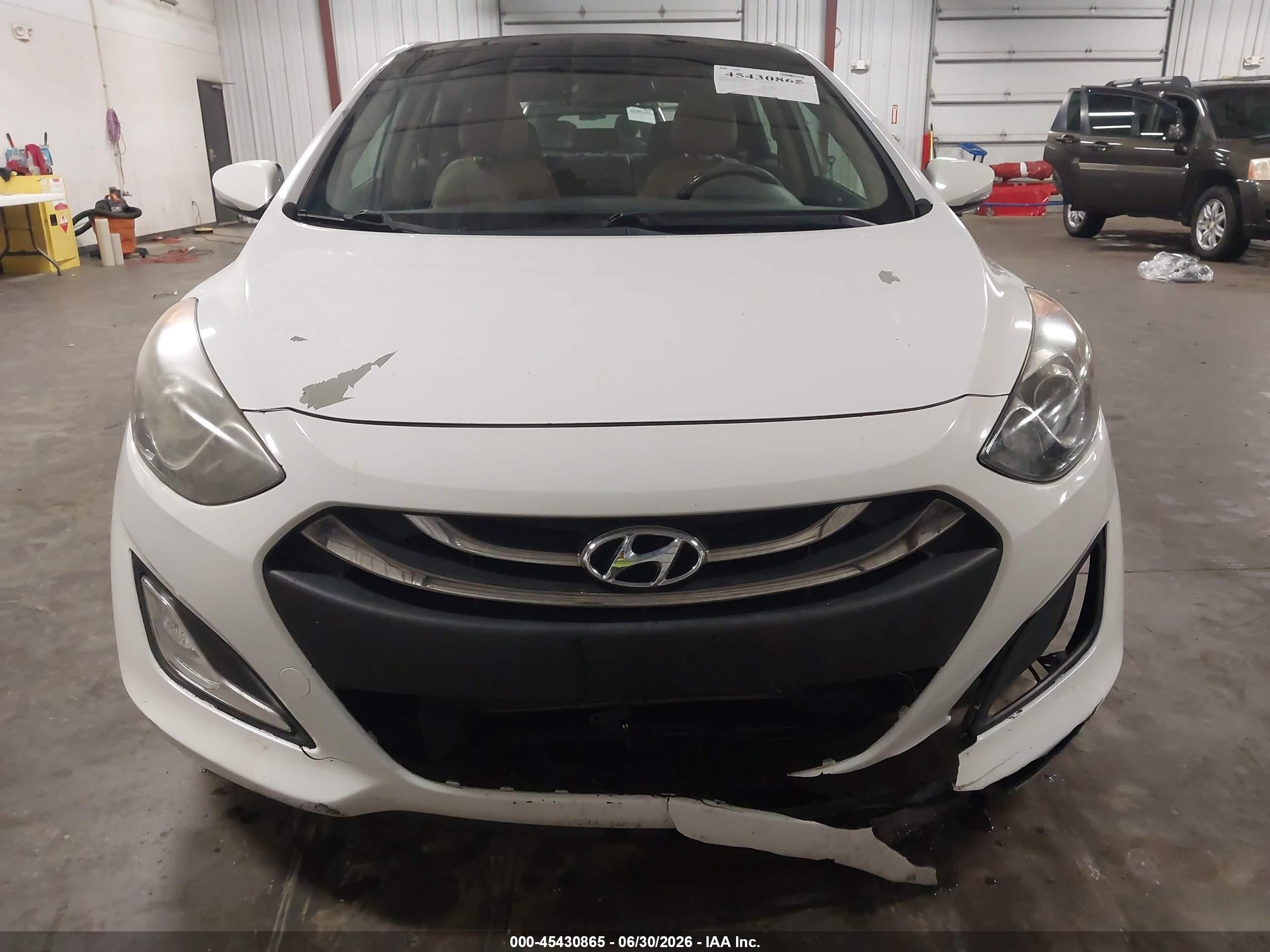 2013 Hyundai Elantra Gt White vin: KMHD35LEXDU104647