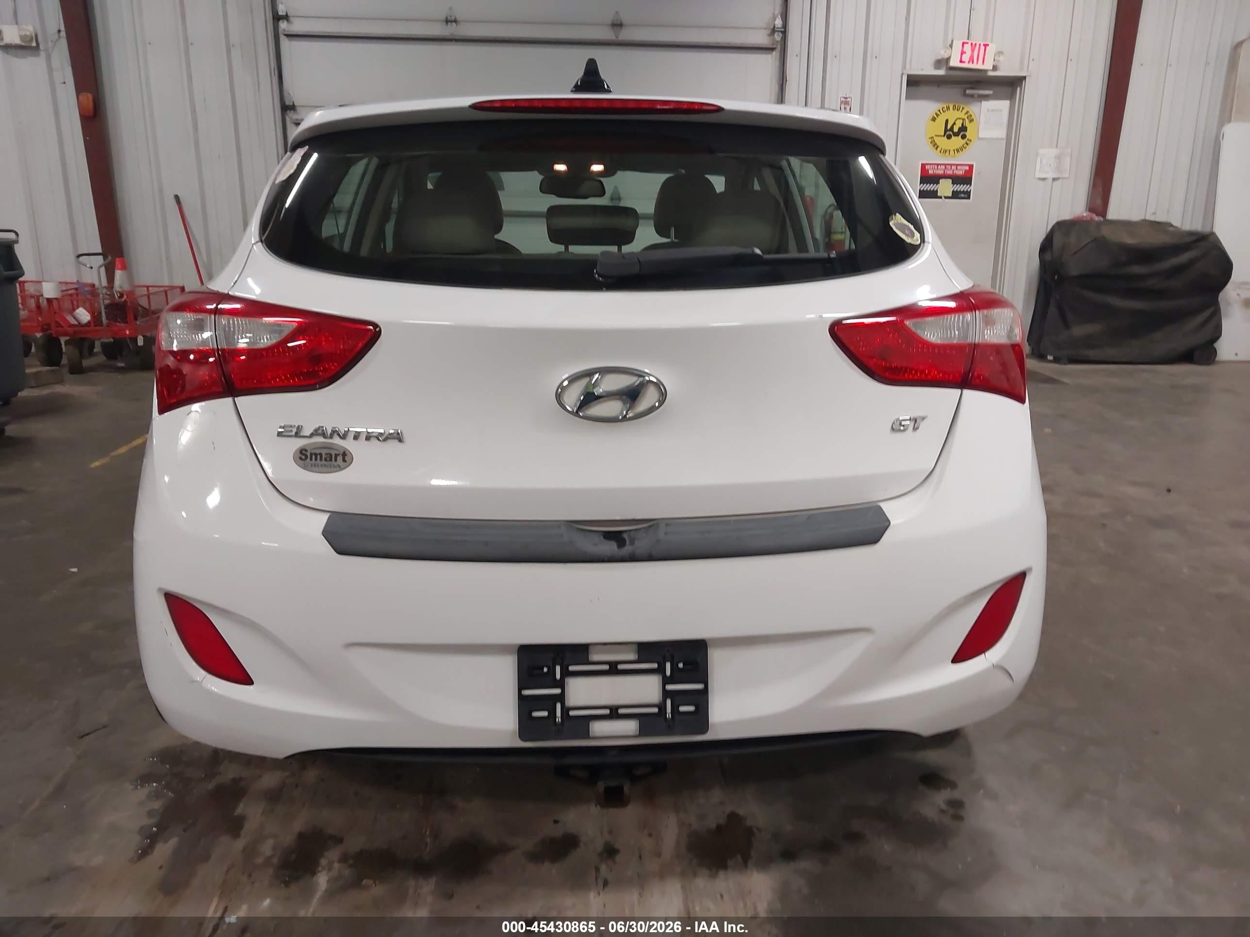 2013 Hyundai Elantra Gt White vin: KMHD35LEXDU104647