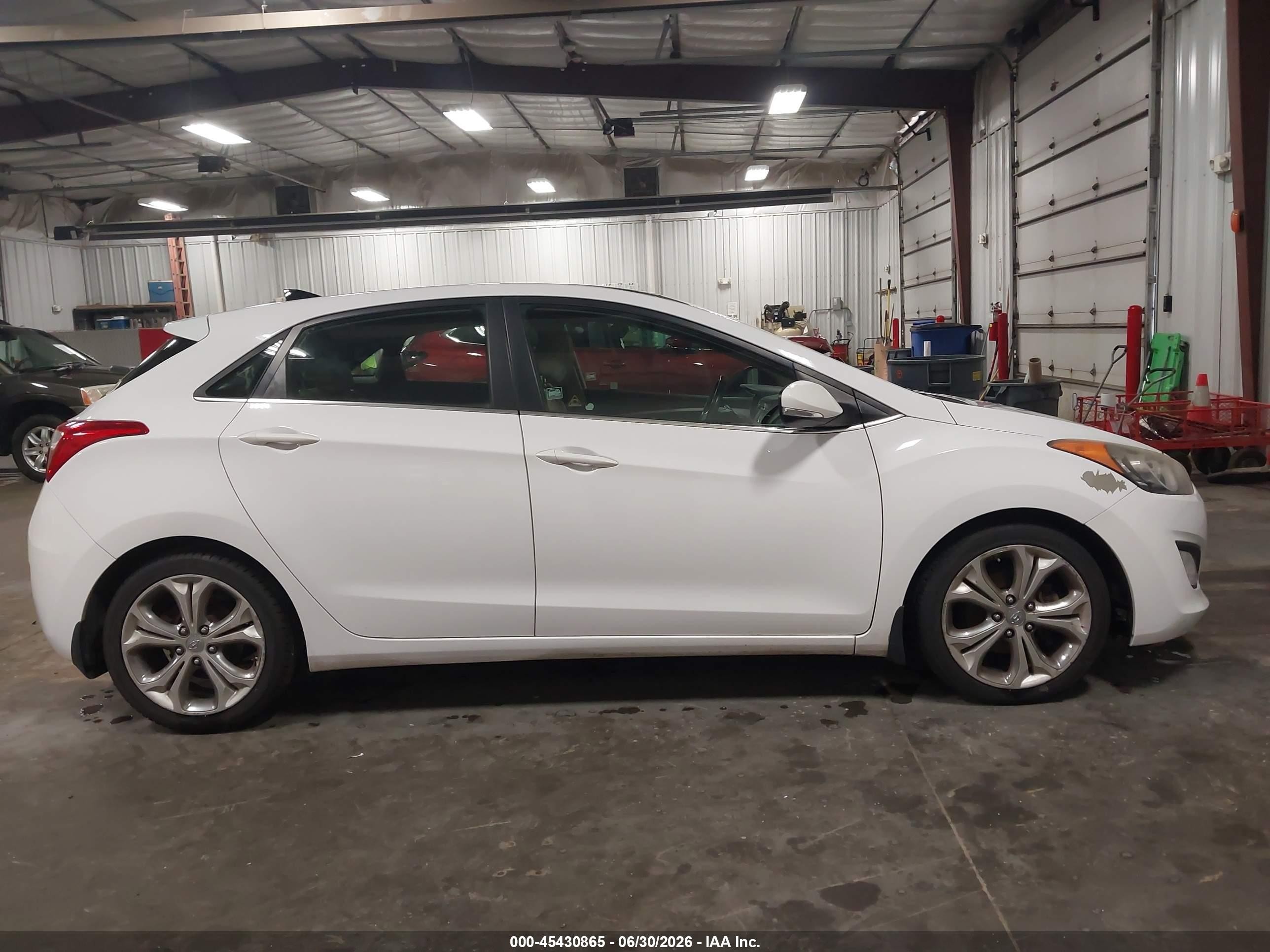 2013 Hyundai Elantra Gt White vin: KMHD35LEXDU104647