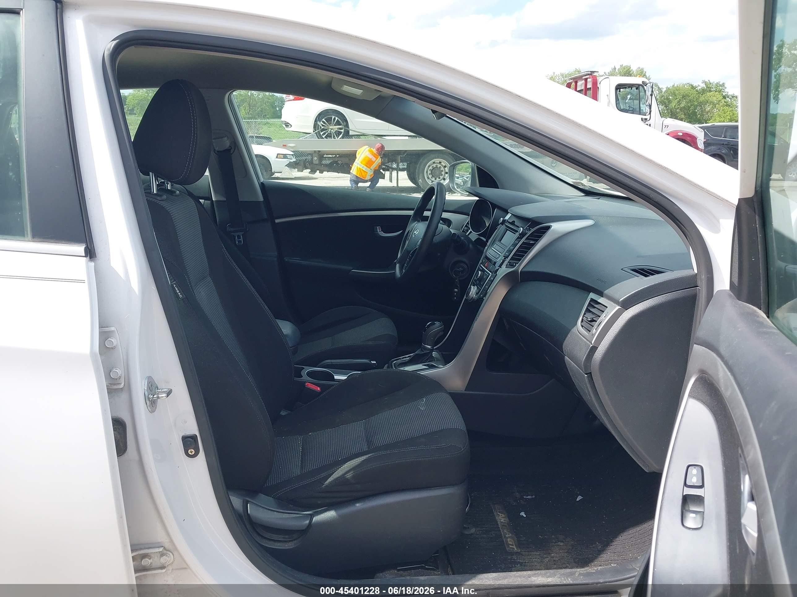 2013 Hyundai Elantra Gt   White vin: KMHD35LEXDU125093