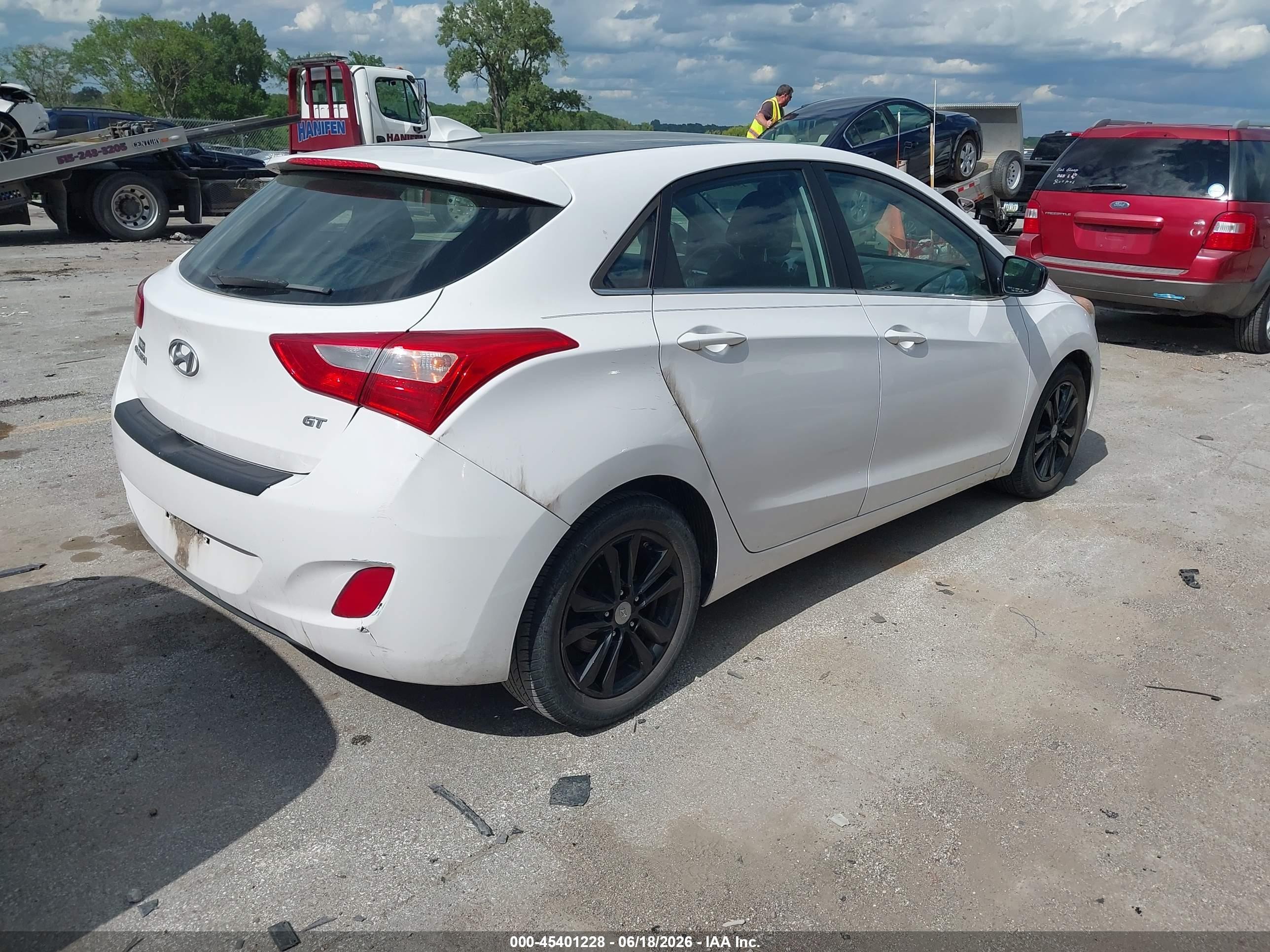 2013 Hyundai Elantra Gt   White vin: KMHD35LEXDU125093
