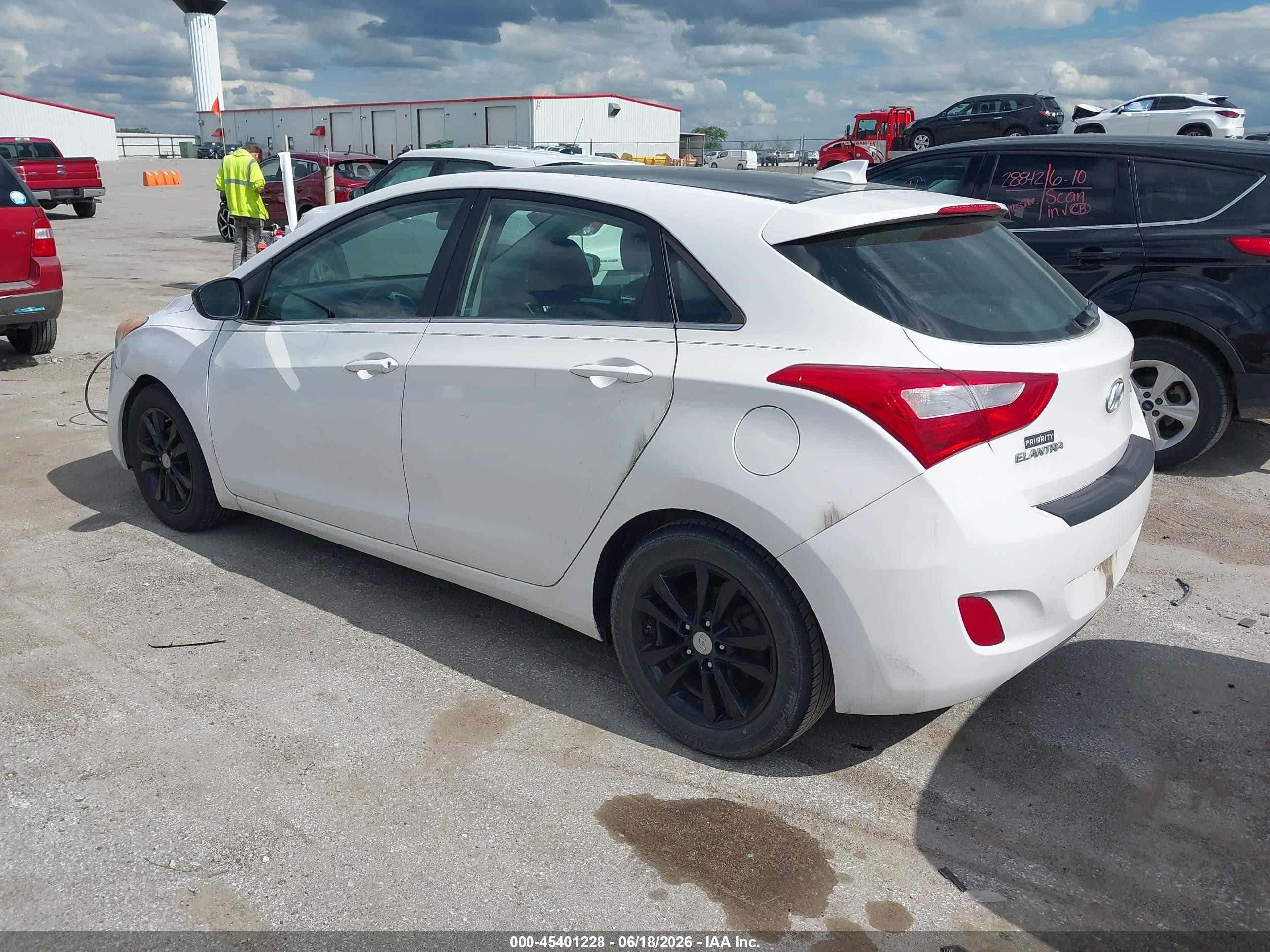 2013 Hyundai Elantra Gt   White vin: KMHD35LEXDU125093