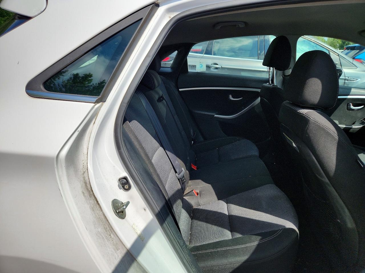 2013 Hyundai Elantra Gt Base White vin: KMHD35LEXDU129628