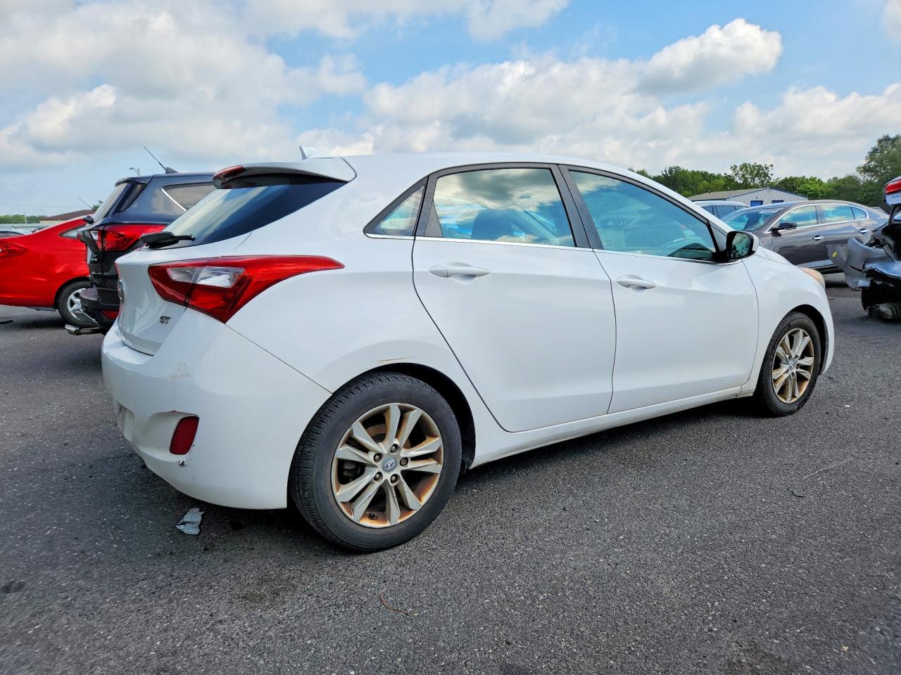 2013 Hyundai Elantra Gt Base White vin: KMHD35LEXDU129628