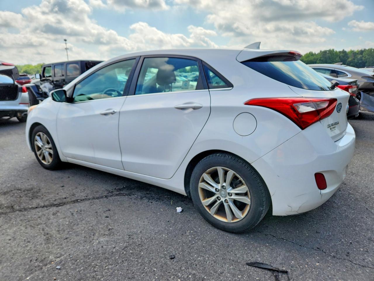 2013 Hyundai Elantra Gt Base White vin: KMHD35LEXDU129628