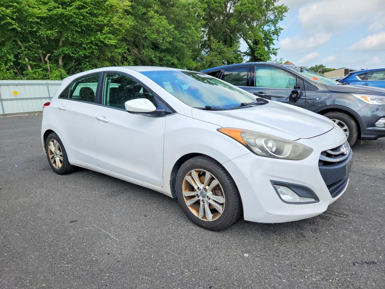 2013 Hyundai Elantra Gt Base White vin: KMHD35LEXDU129628