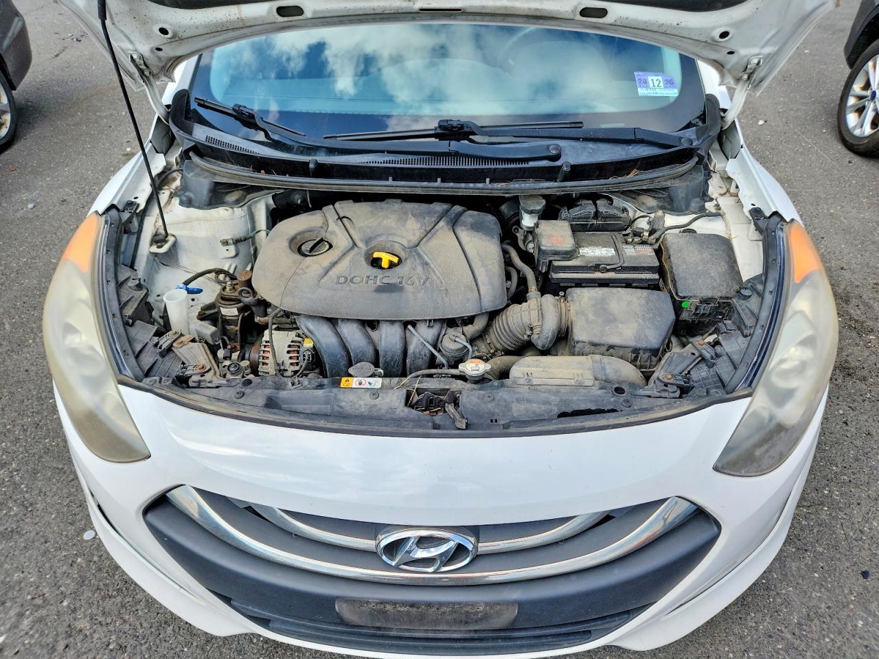 2013 Hyundai Elantra Gt Base White vin: KMHD35LEXDU129628