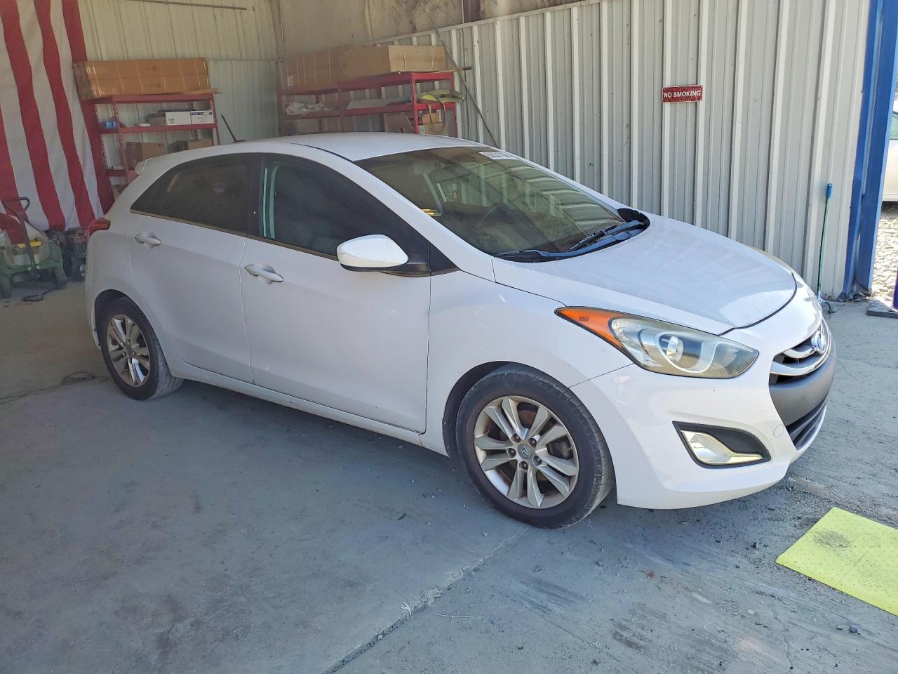 2014 Hyundai Elantra Gt Base White vin: KMHD35LH0EU158180