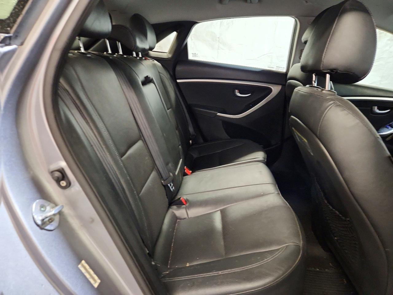 2014 Hyundai Elantra Gt Base Silver vin: KMHD35LH1EU216037