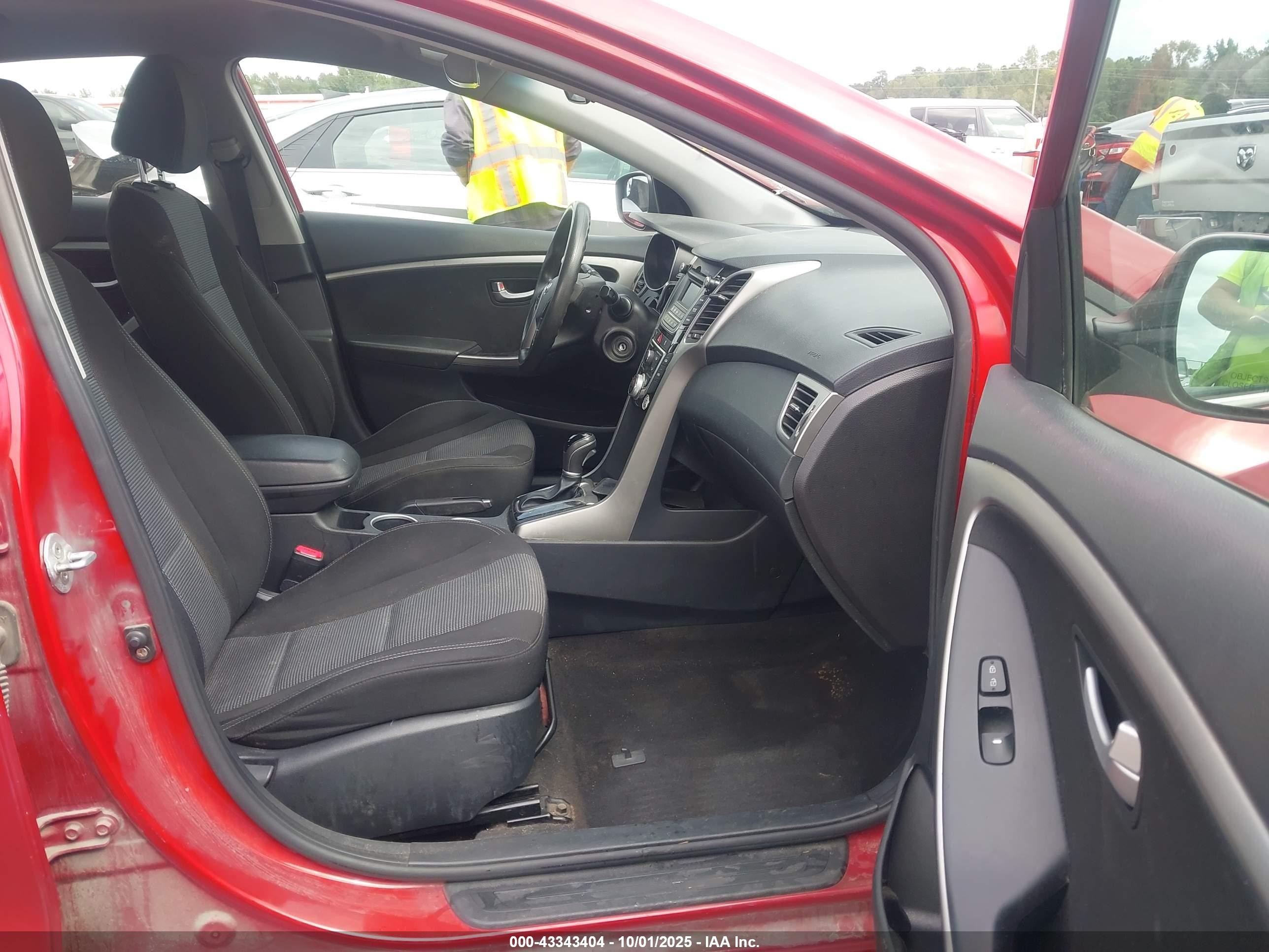 2017 Hyundai Elantra Gt   Red vin: KMHD35LH1HU381008
