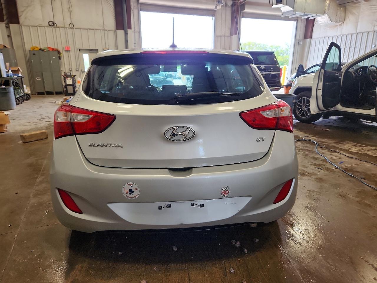 2014 Hyundai Elantra Gt Base Silver vin: KMHD35LH2EU165034