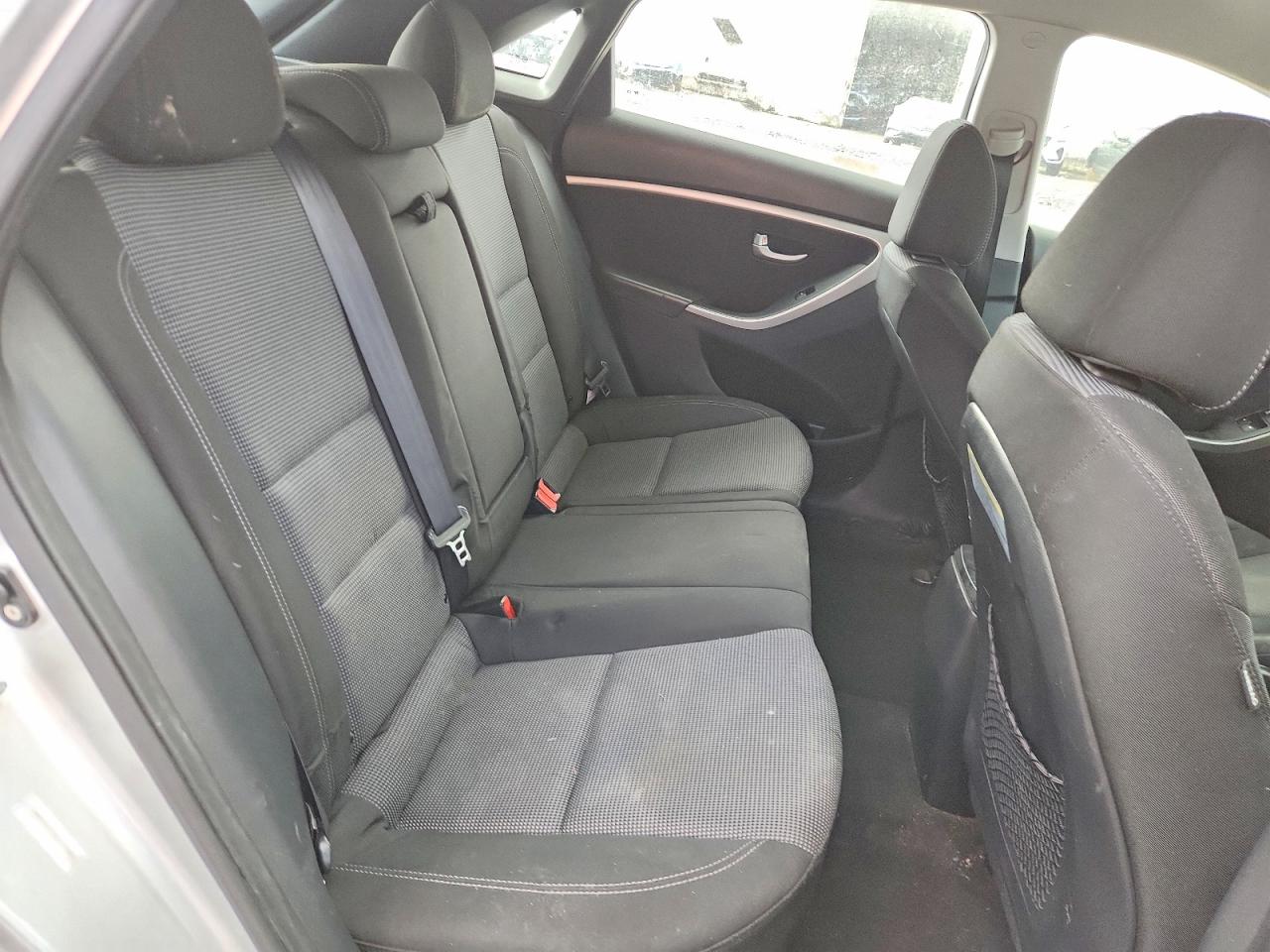 2014 Hyundai Elantra Gt Base Silver vin: KMHD35LH2EU170640