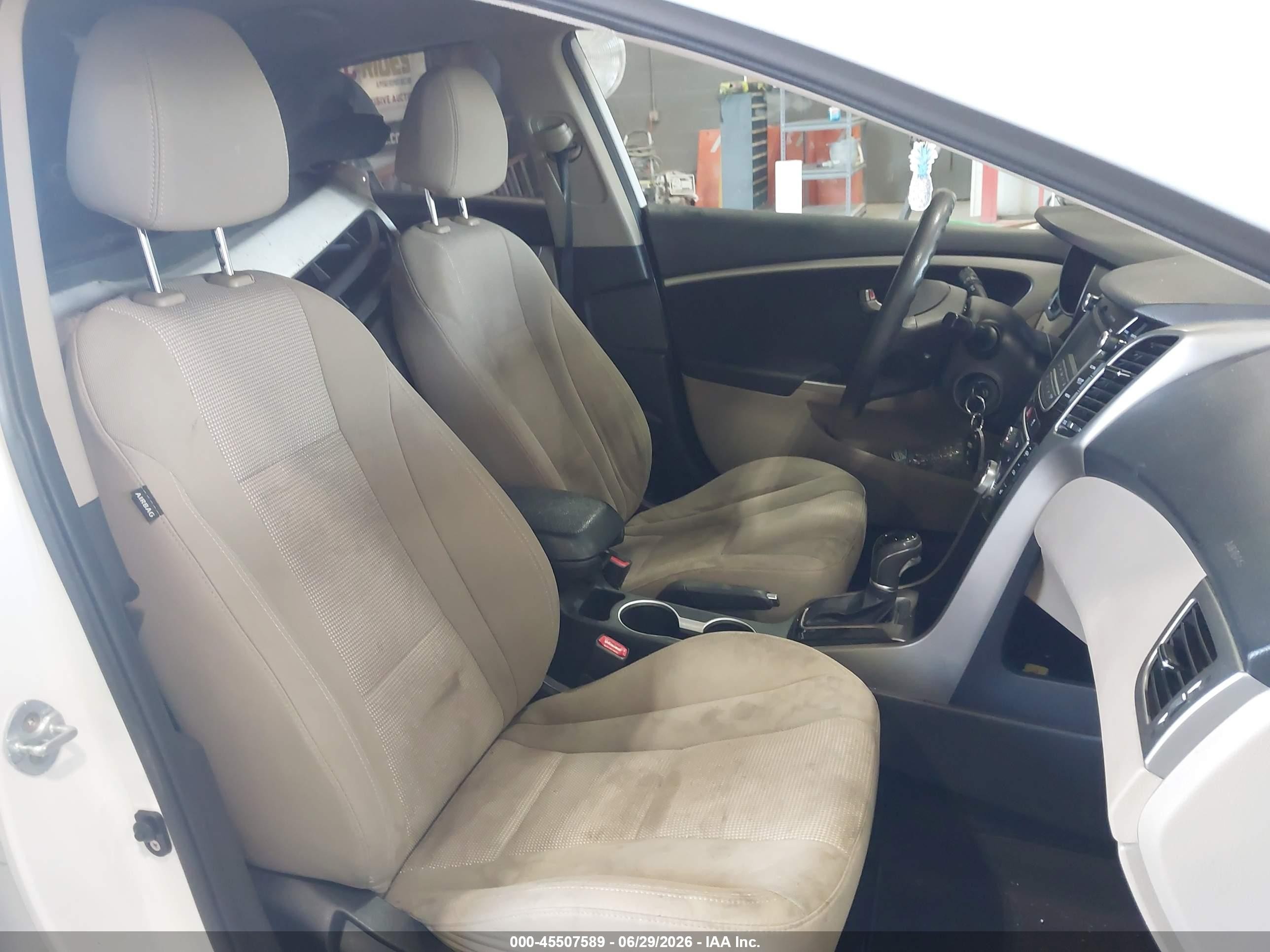 2014 Hyundai Elantra Gt   White vin: KMHD35LH2EU205192