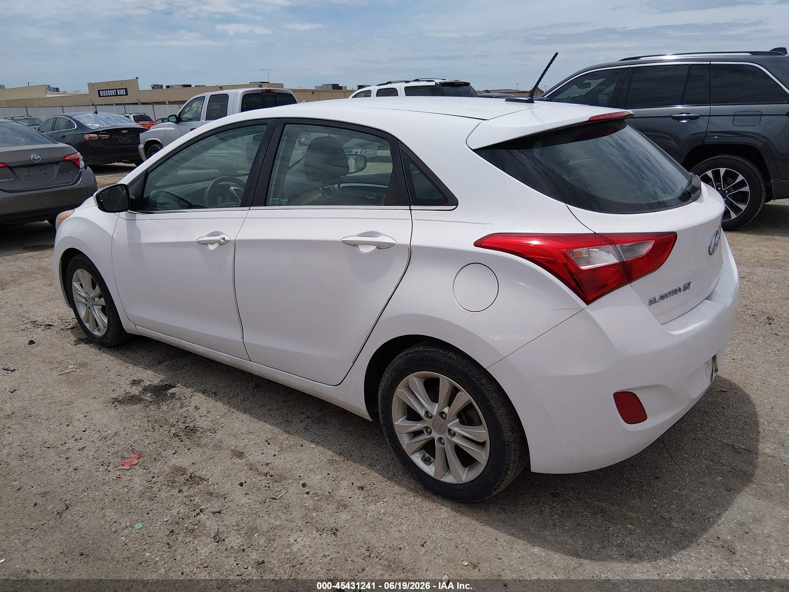 2014 Hyundai Elantra Gt   White vin: KMHD35LH2EU208349