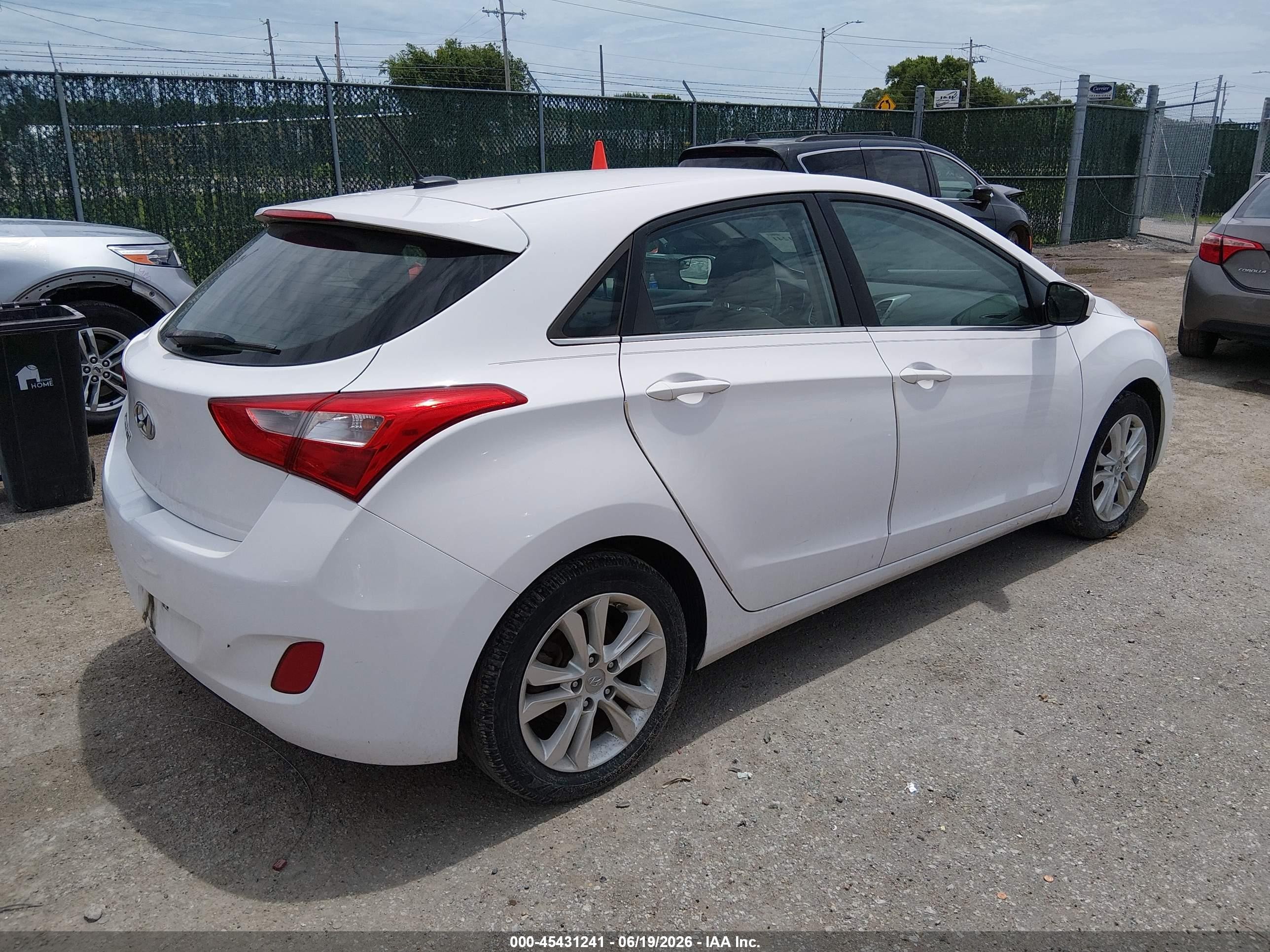 2014 Hyundai Elantra Gt   White vin: KMHD35LH2EU208349