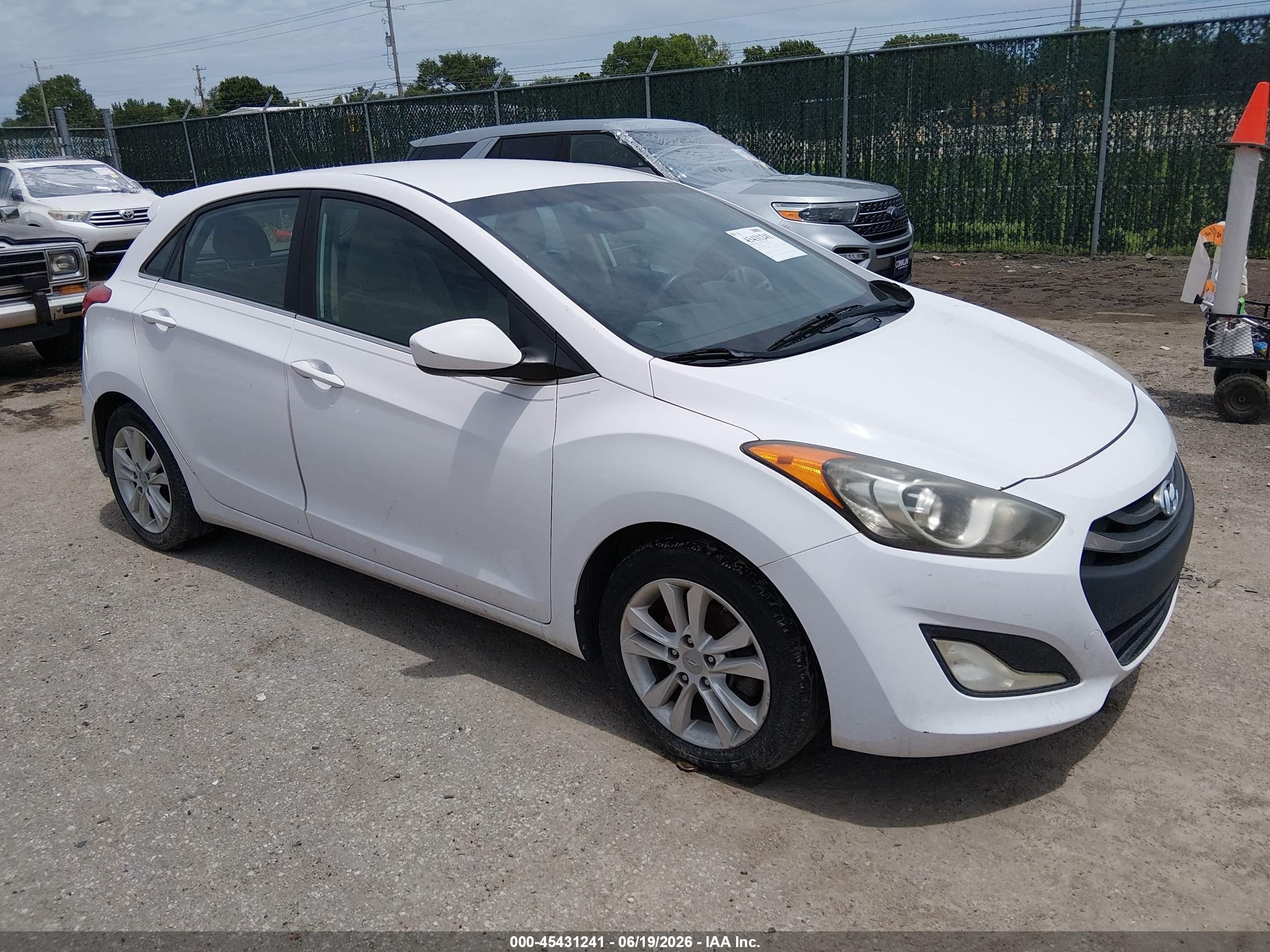 2014 Hyundai Elantra Gt   White vin: KMHD35LH2EU208349