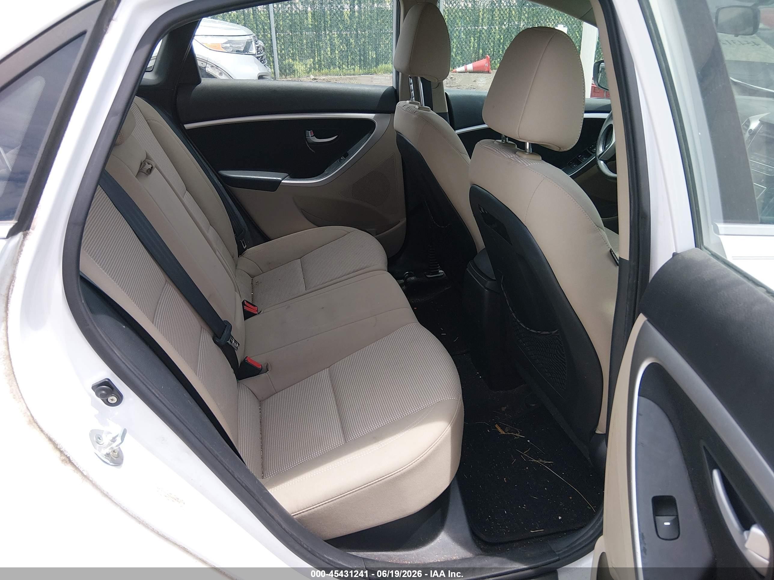 2014 Hyundai Elantra Gt   White vin: KMHD35LH2EU208349