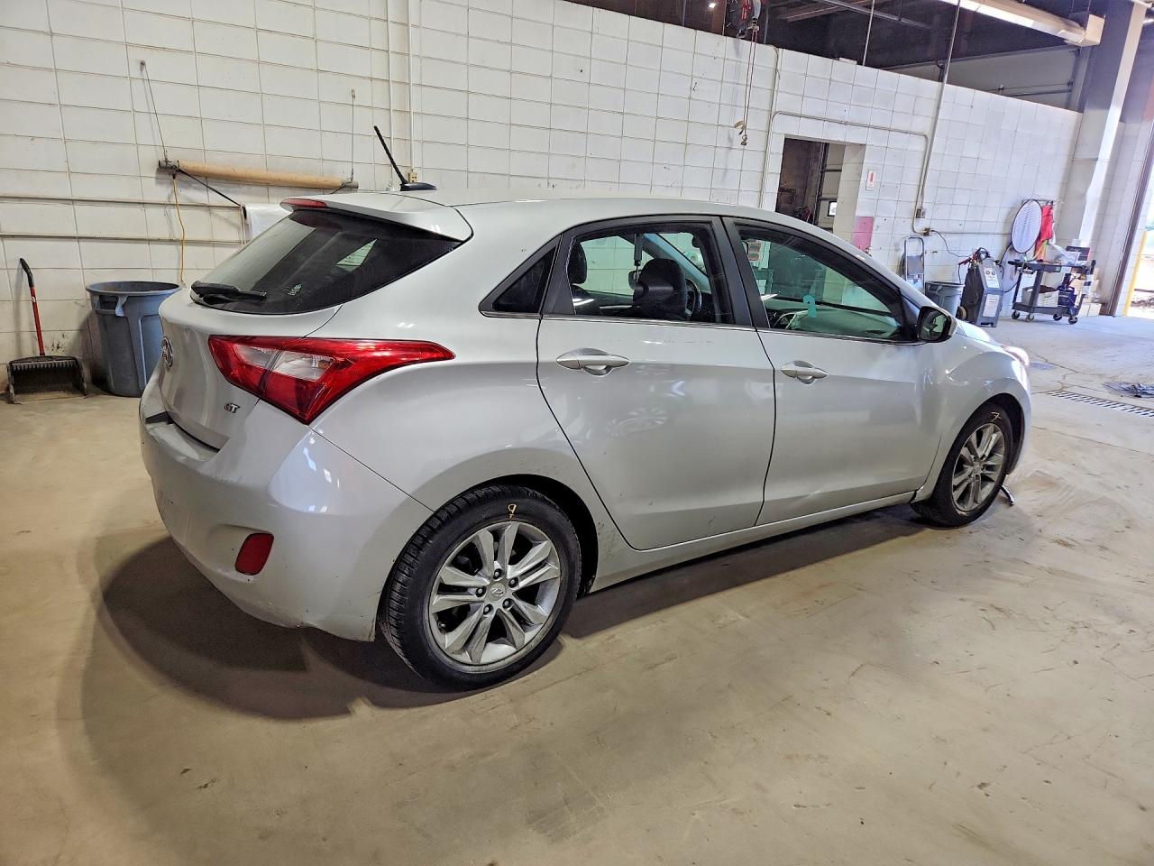 2014 Hyundai Elantra Gt Base Silver vin: KMHD35LH2EU219352