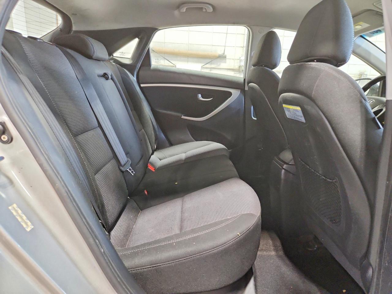 2014 Hyundai Elantra Gt Base Silver vin: KMHD35LH2EU219352
