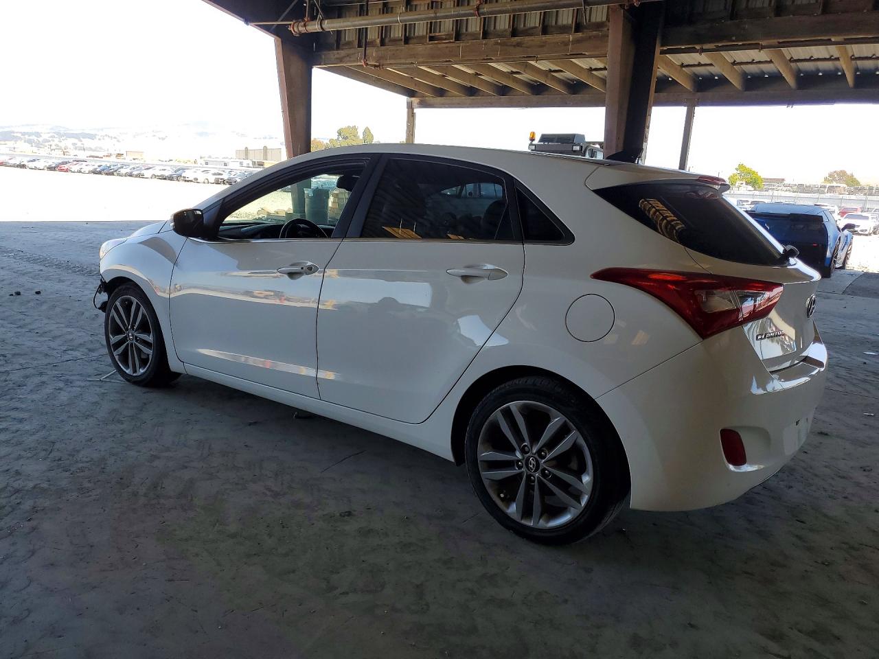 2016 Hyundai Elantra Gt Base White vin: KMHD35LH2GU300497