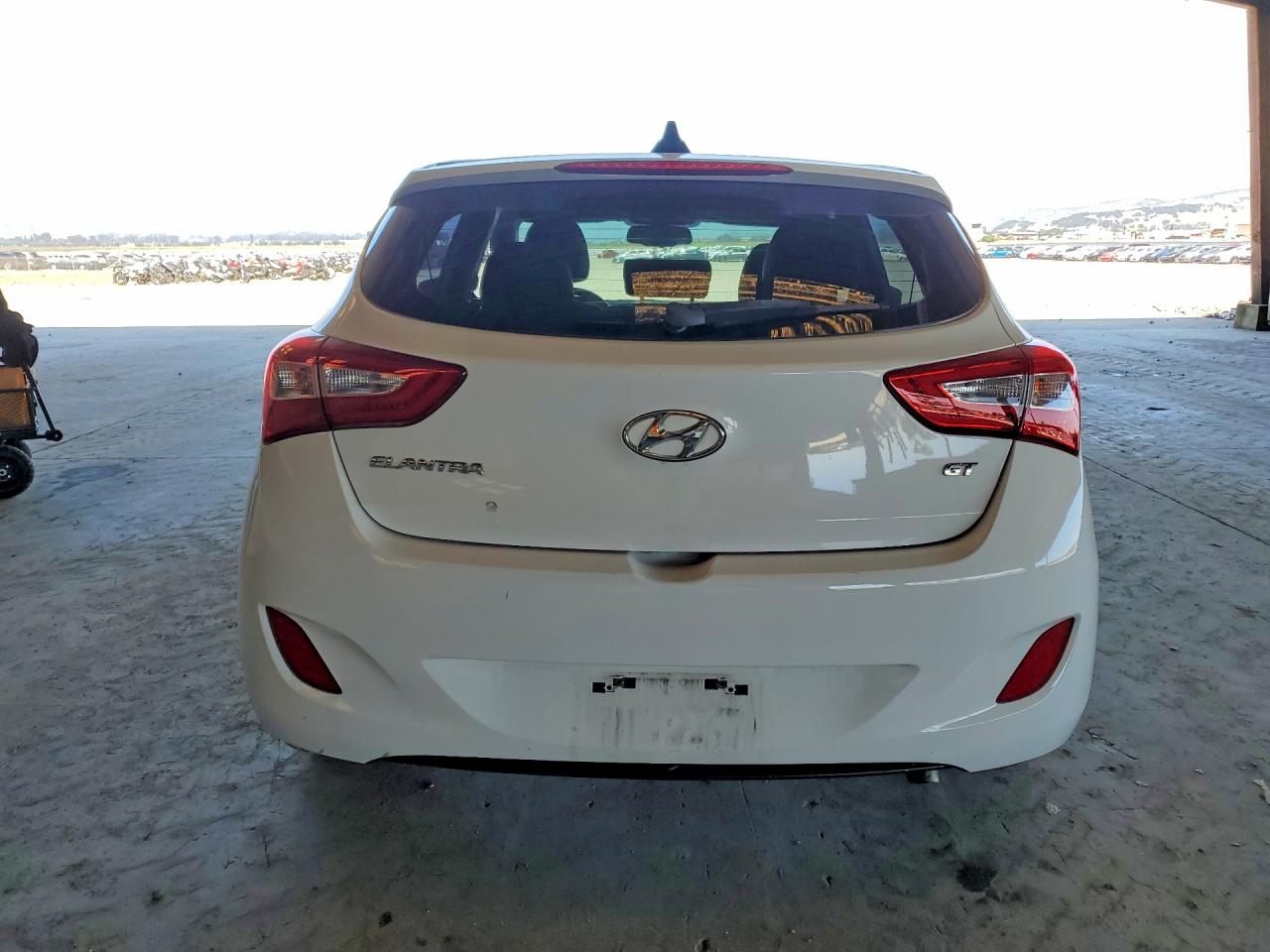 2016 Hyundai Elantra Gt Base White vin: KMHD35LH2GU300497