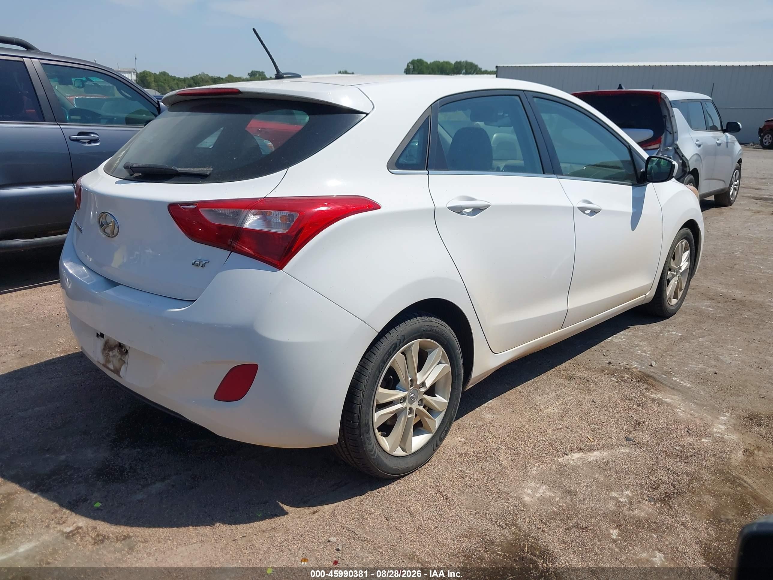 2014 Hyundai Elantra Gt   White vin: KMHD35LH3EU172428