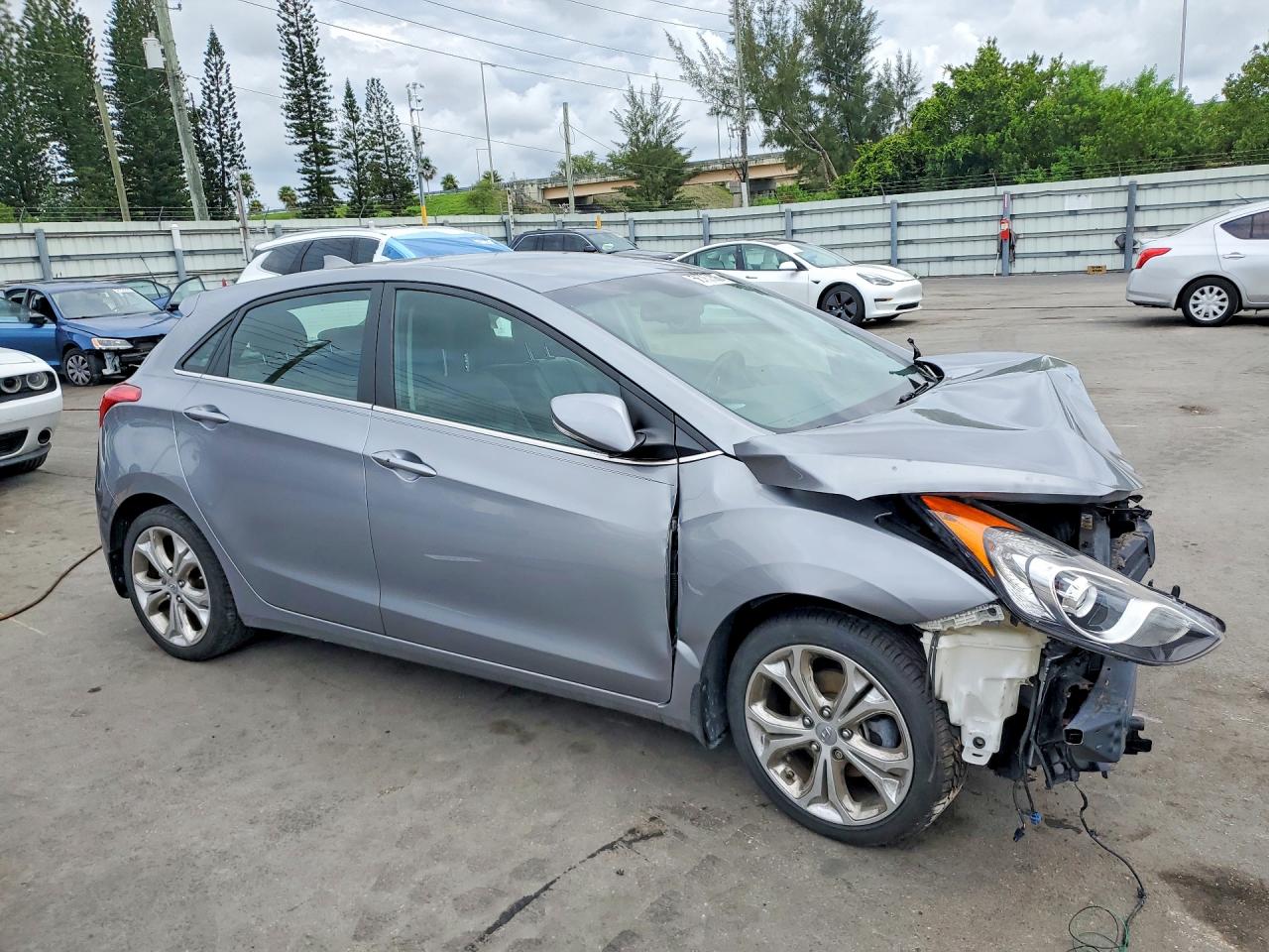 2014 Hyundai Elantra Gt Base Silver vin: KMHD35LH3EU184711