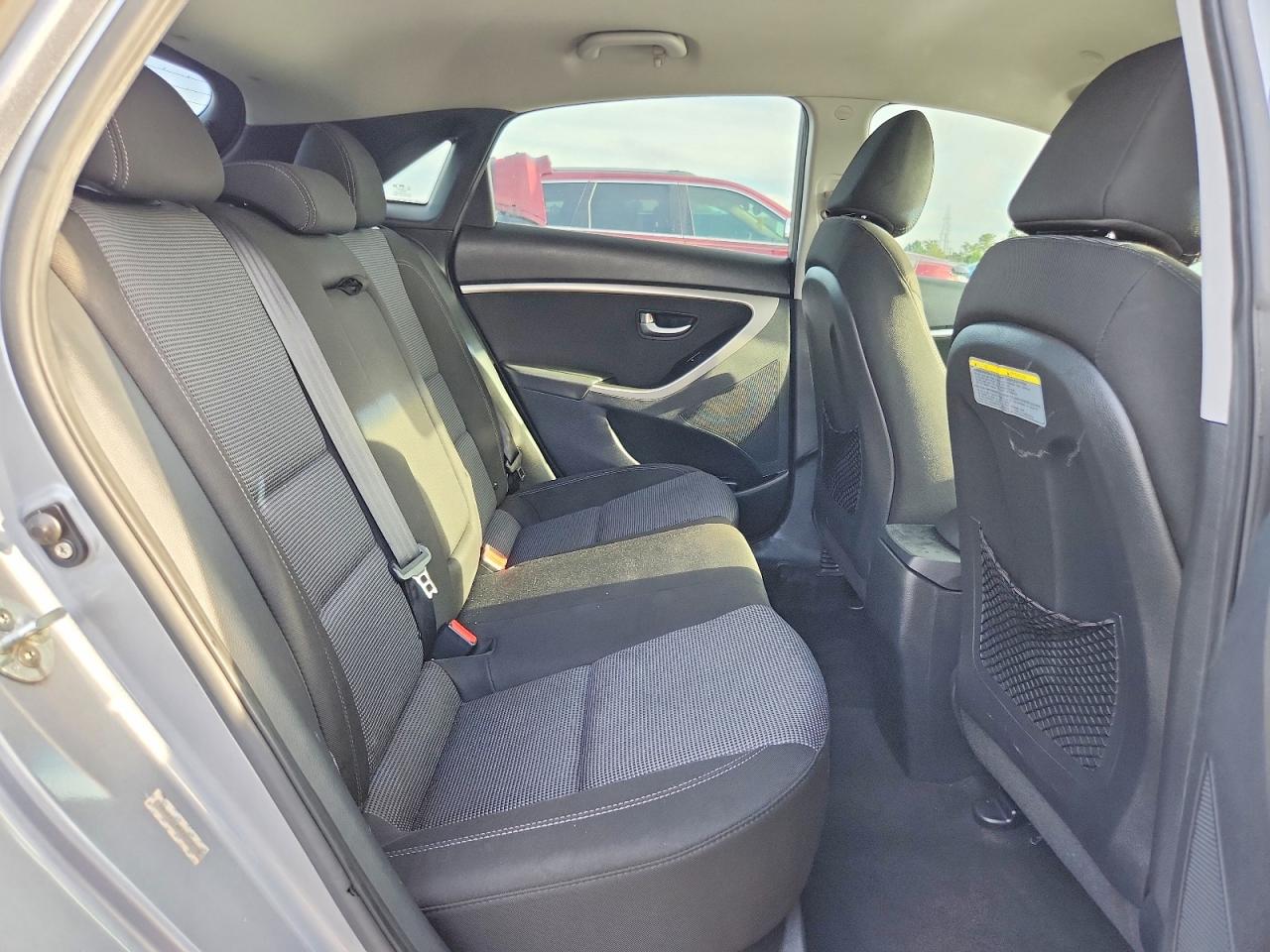 2014 Hyundai Elantra Gt Base Silver vin: KMHD35LH4EU210118