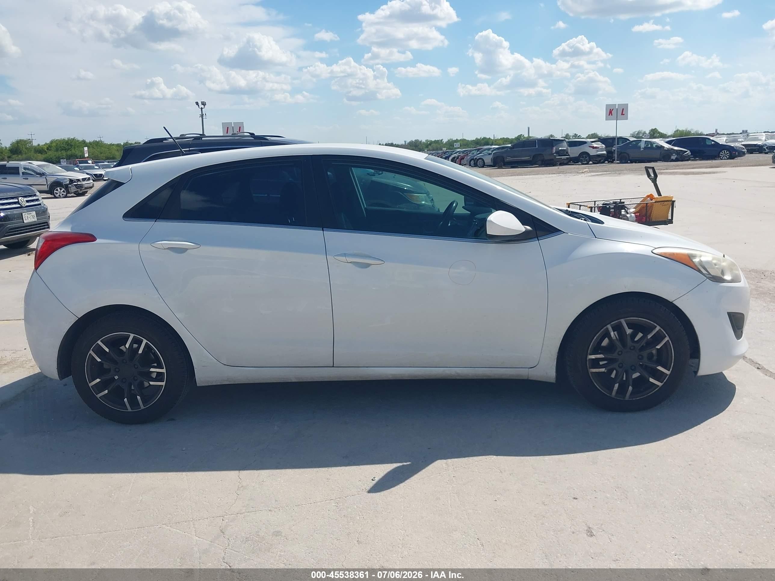 2016 Hyundai Elantra Gt White vin: KMHD35LH4GU323621