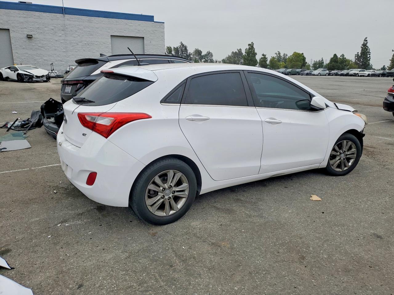 2014 Hyundai Elantra Gt Base White vin: KMHD35LH5EU193586