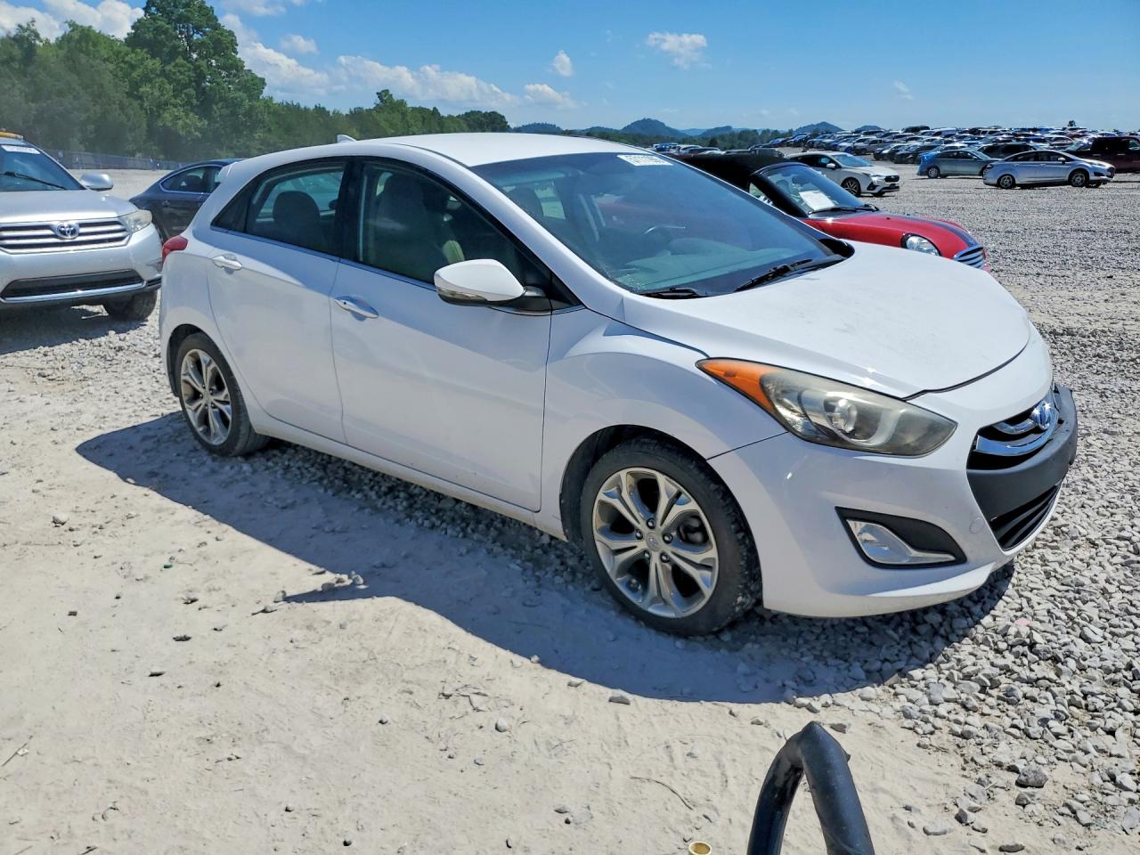 2014 Hyundai Elantra Gt Base White vin: KMHD35LH5EU199498