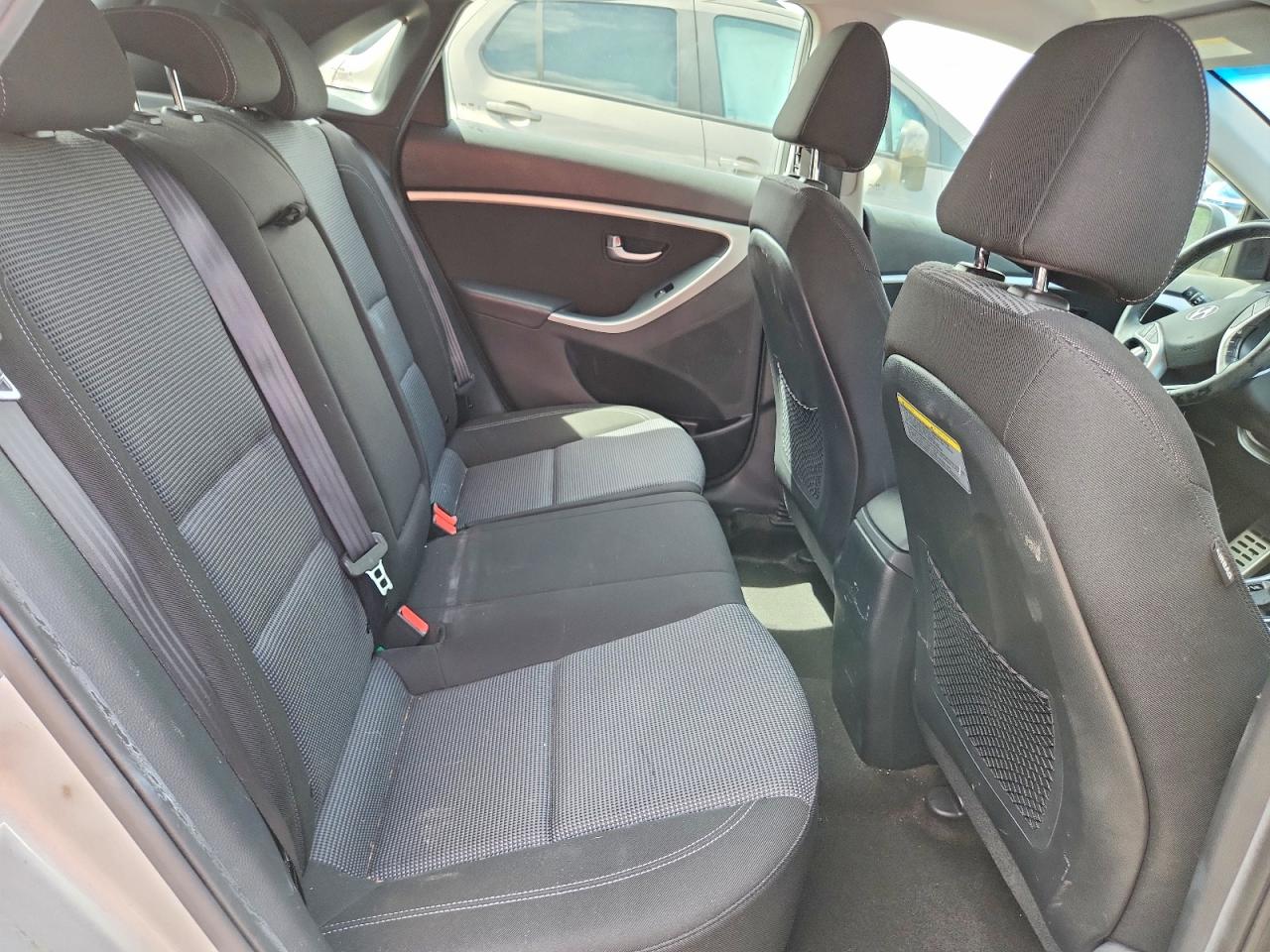 2016 Hyundai Elantra Gt Base Silver vin: KMHD35LH5GU286529