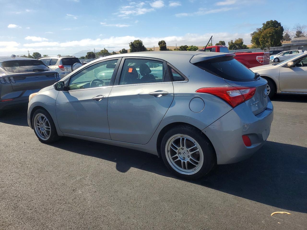 2014 Hyundai Elantra Gt Base Silver vin: KMHD35LH6EU193922