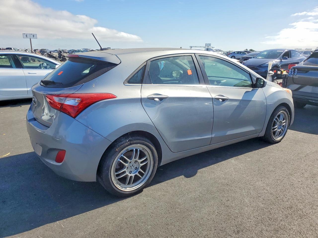 2014 Hyundai Elantra Gt Base Silver vin: KMHD35LH6EU193922