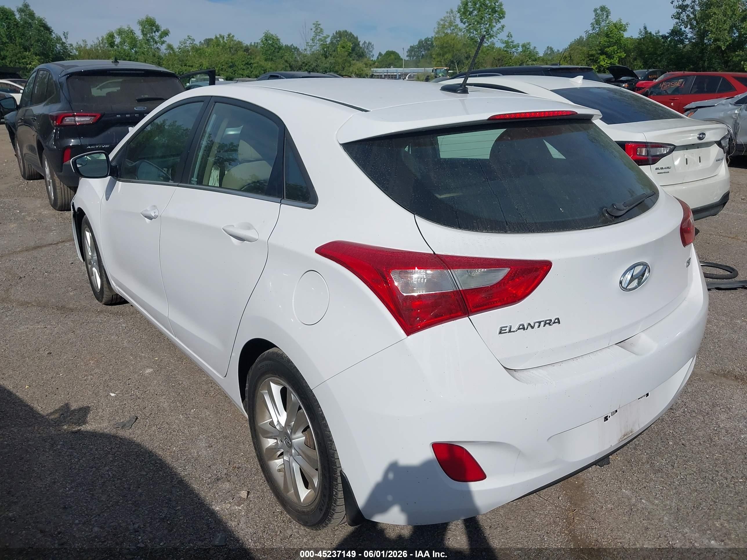 2014 Hyundai Elantra Gt   White vin: KMHD35LH7EU217984