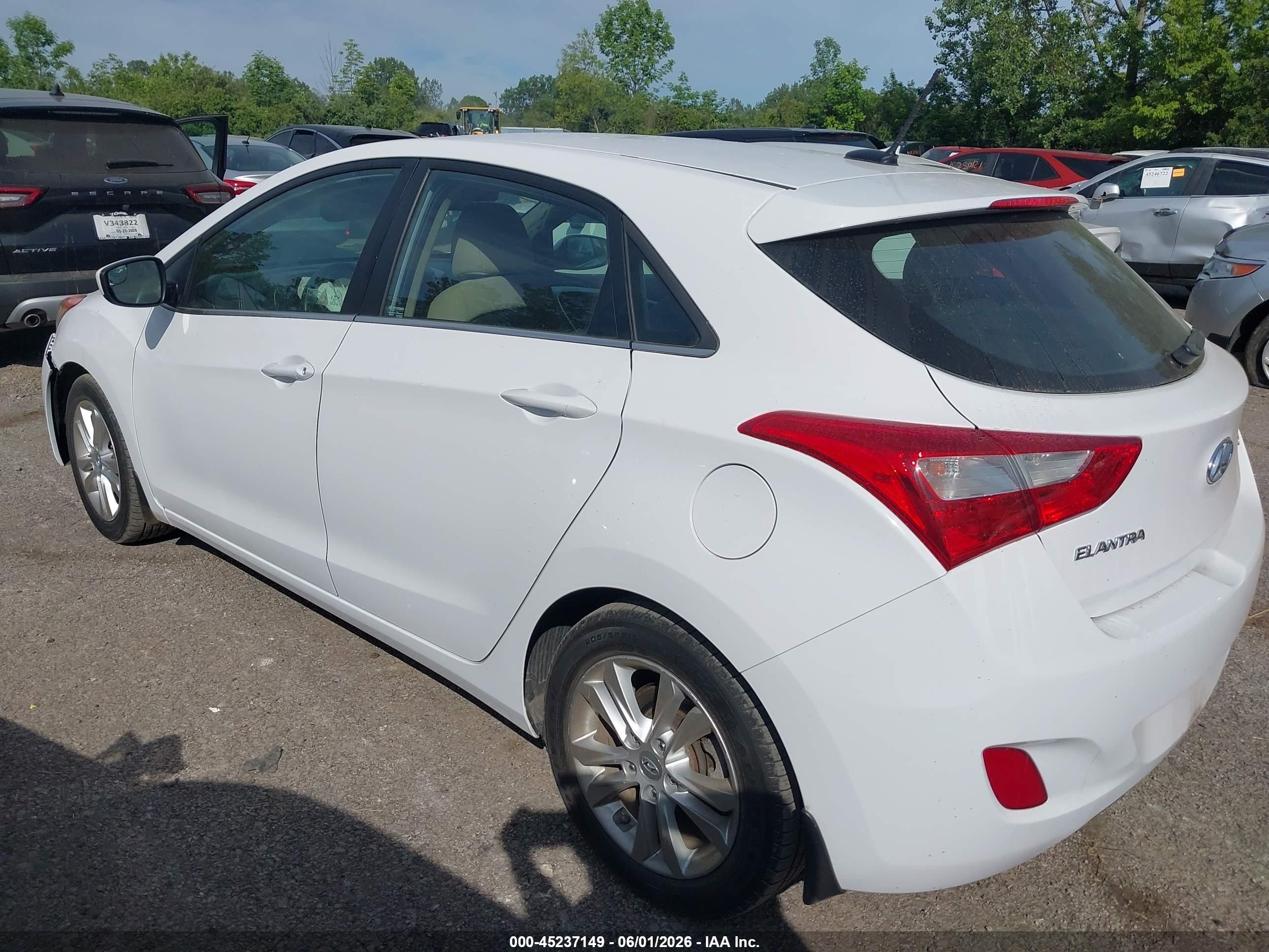 2014 Hyundai Elantra Gt   White vin: KMHD35LH7EU217984