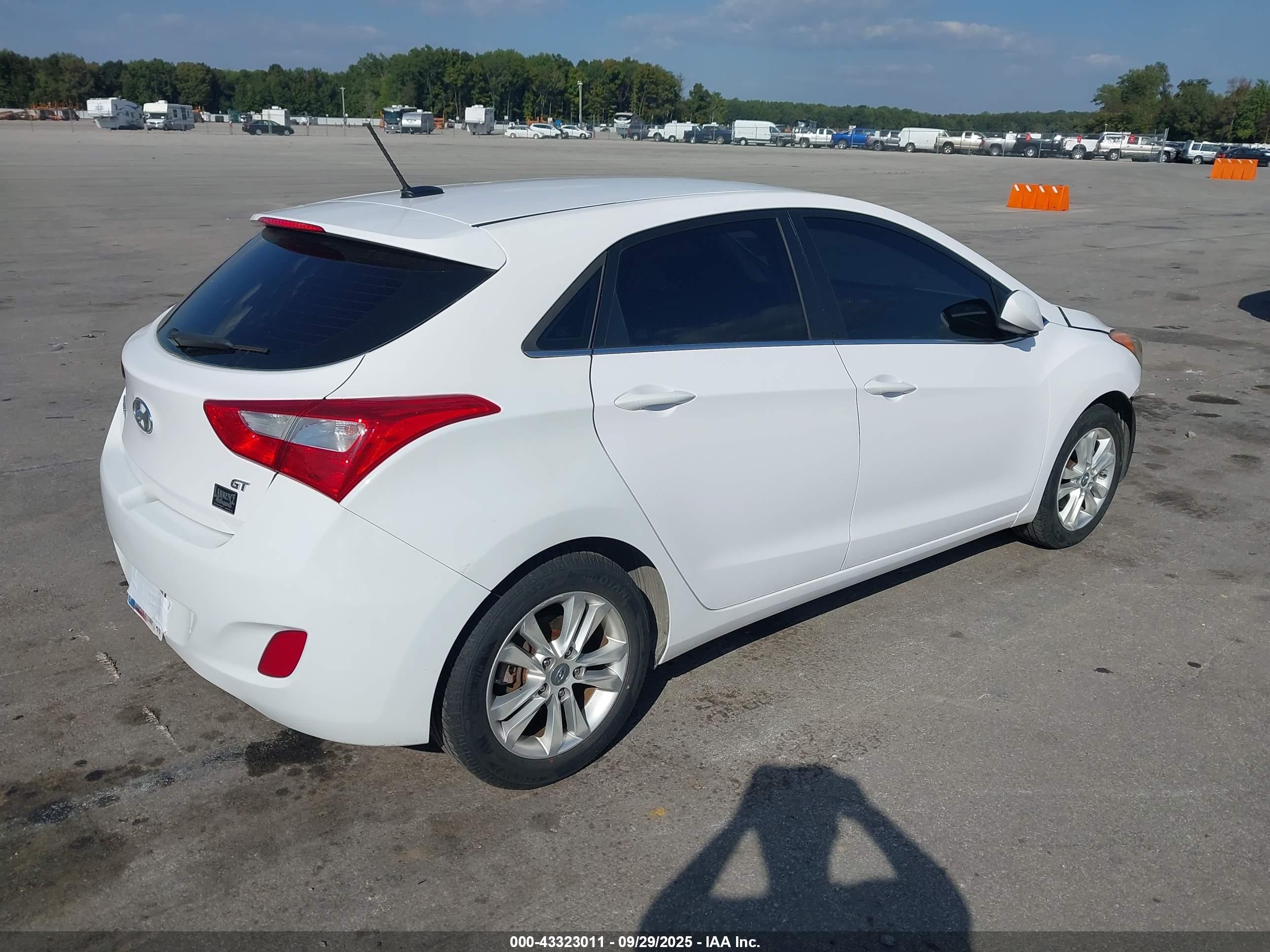2015 Hyundai Elantra Gt   Белый vin: KMHD35LH7FU237556