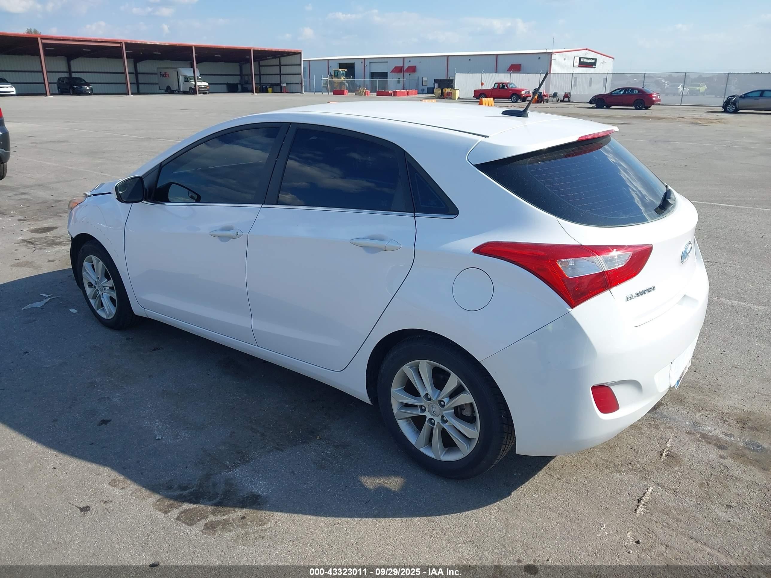 2015 Hyundai Elantra Gt   Белый vin: KMHD35LH7FU237556