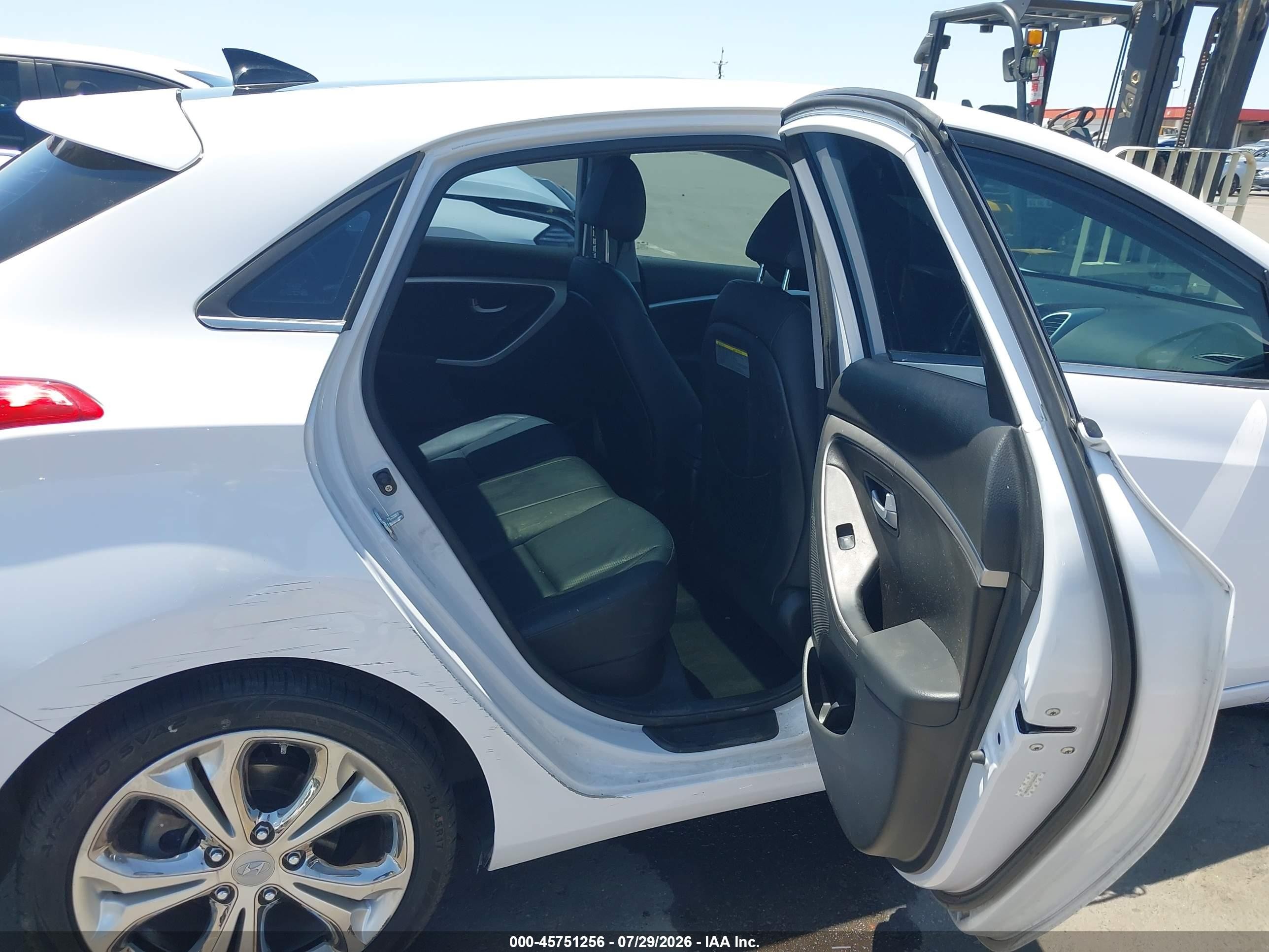 2015 Hyundai Elantra Gt   White vin: KMHD35LH7FU242045