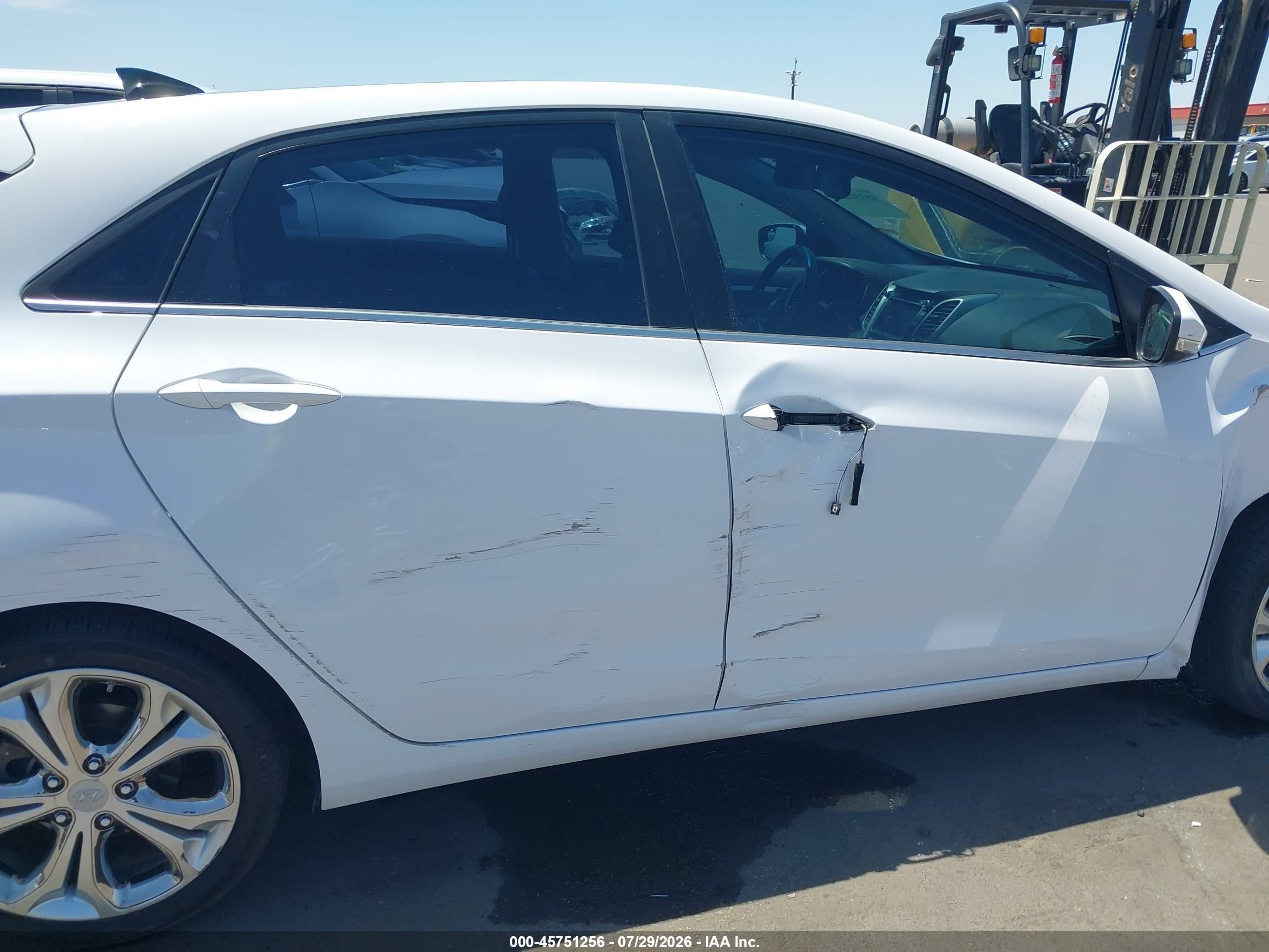 2015 Hyundai Elantra Gt   White vin: KMHD35LH7FU242045