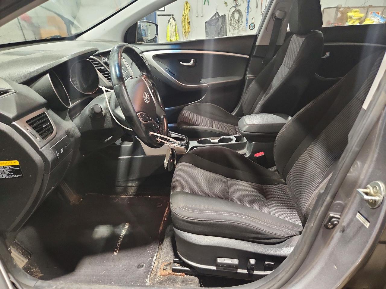 2014 Hyundai Elantra Gt Base Silver vin: KMHD35LH8EU173168