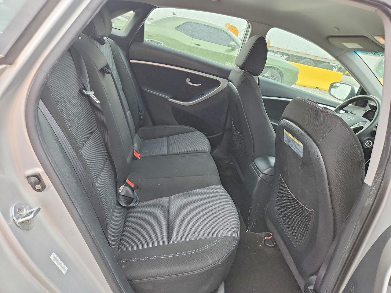 2014 Hyundai Elantra Gt Base Silver vin: KMHD35LH8EU230548