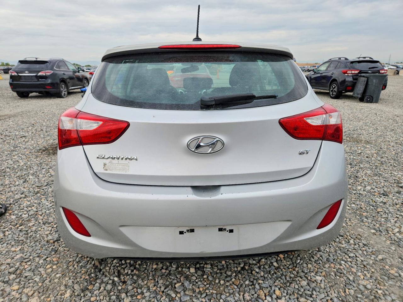2014 Hyundai Elantra Gt Base Silver vin: KMHD35LH8EU230548