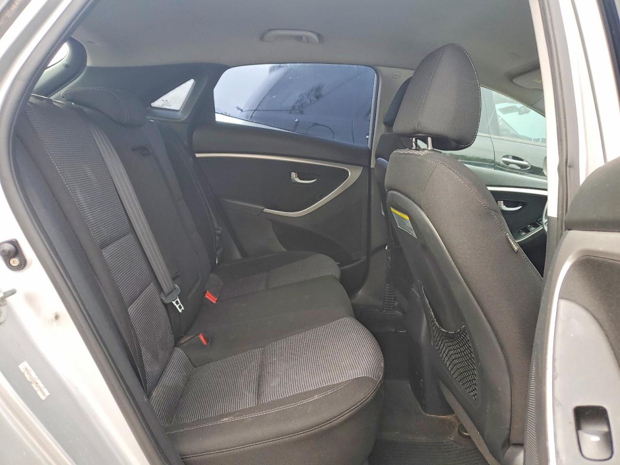 2014 Hyundai Elantra Gt Base Silver vin: KMHD35LH9EU230638