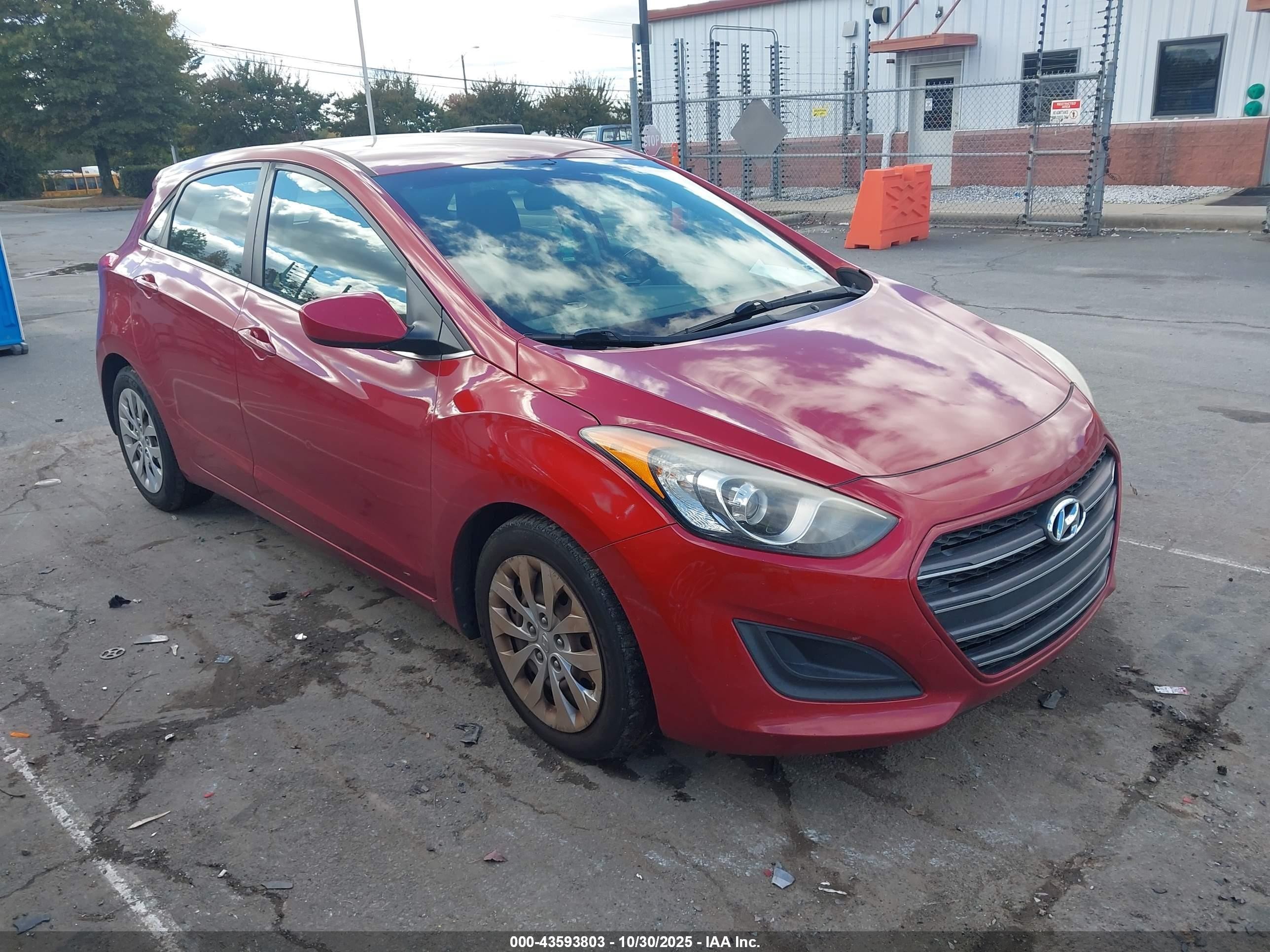 2017 Hyundai Elantra Gt   Red vin: KMHD35LH9HU372279