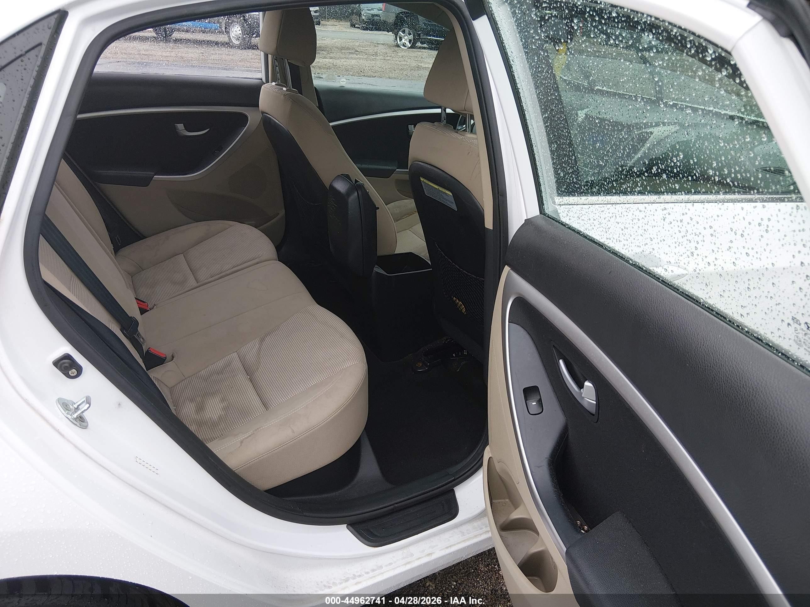 2016 Hyundai Elantra Gt   White vin: KMHD35LHXGU269600