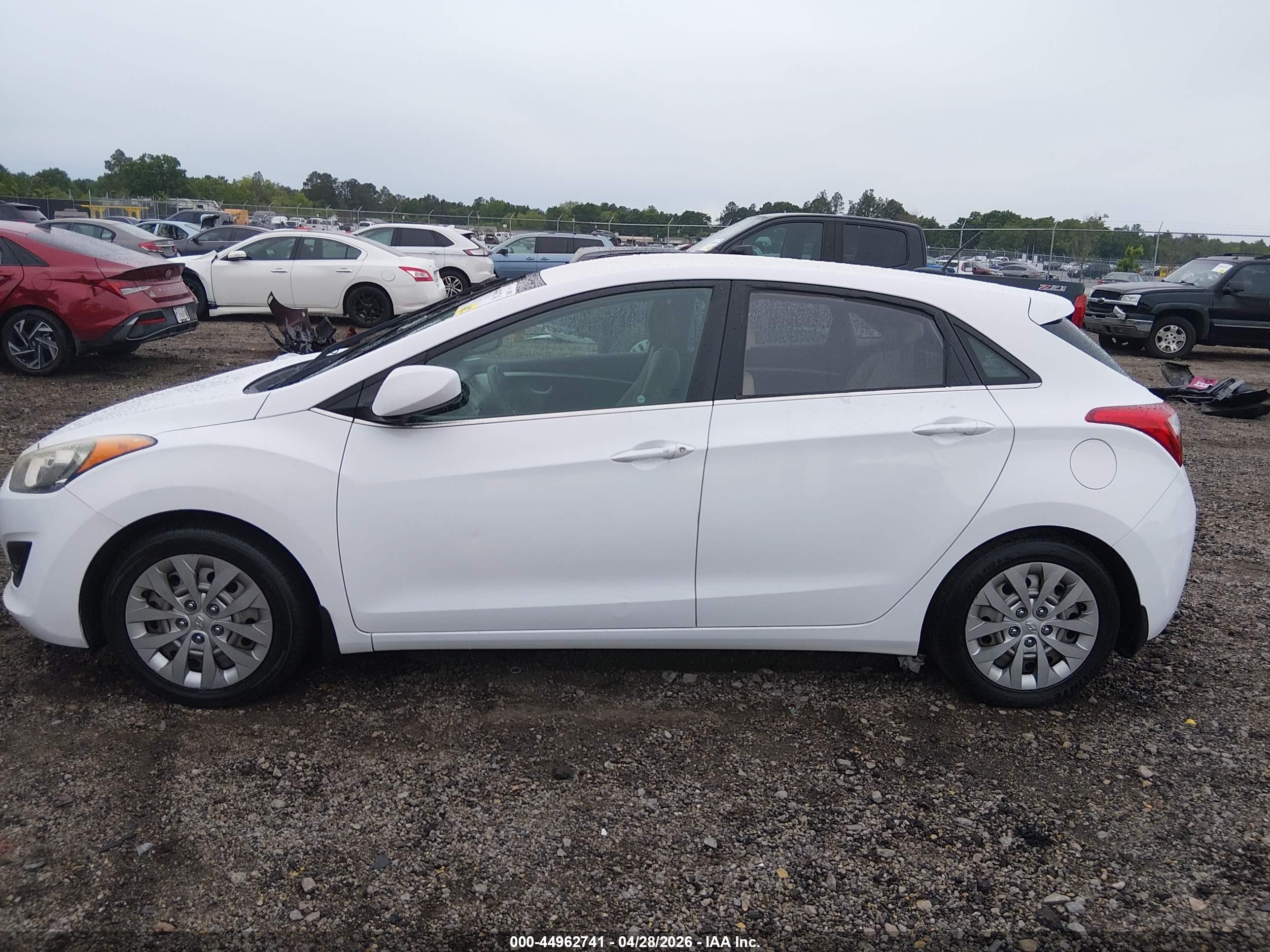 2016 Hyundai Elantra Gt   White vin: KMHD35LHXGU269600