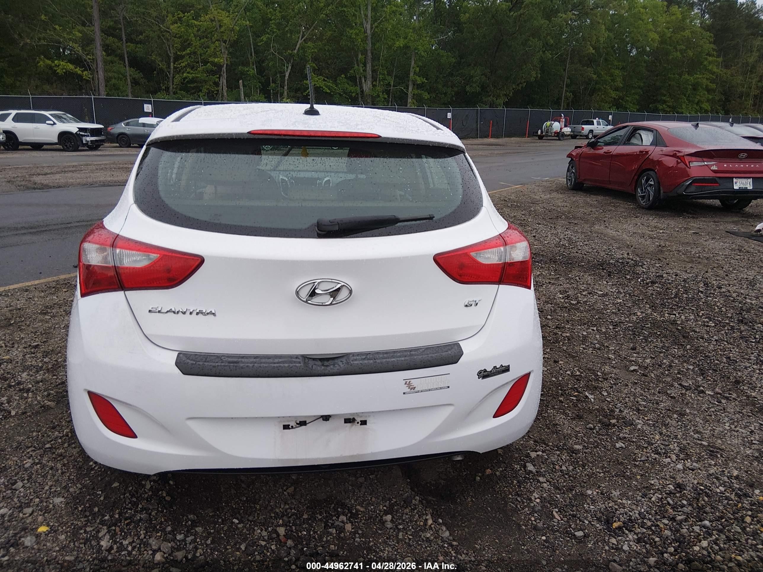 2016 Hyundai Elantra Gt   White vin: KMHD35LHXGU269600